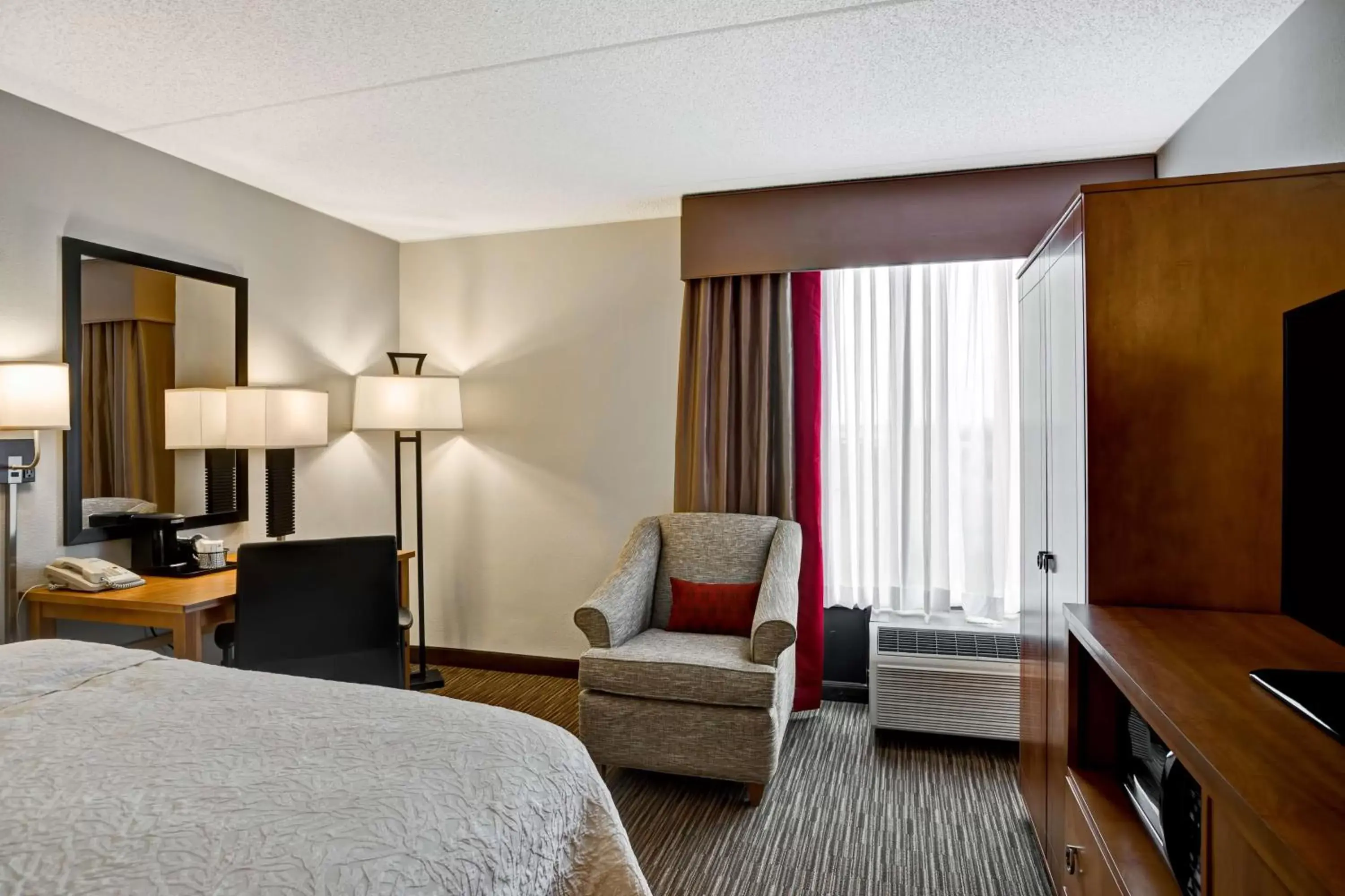 Bed, Seating Area in Hampton Inn Norfolk-Naval Base