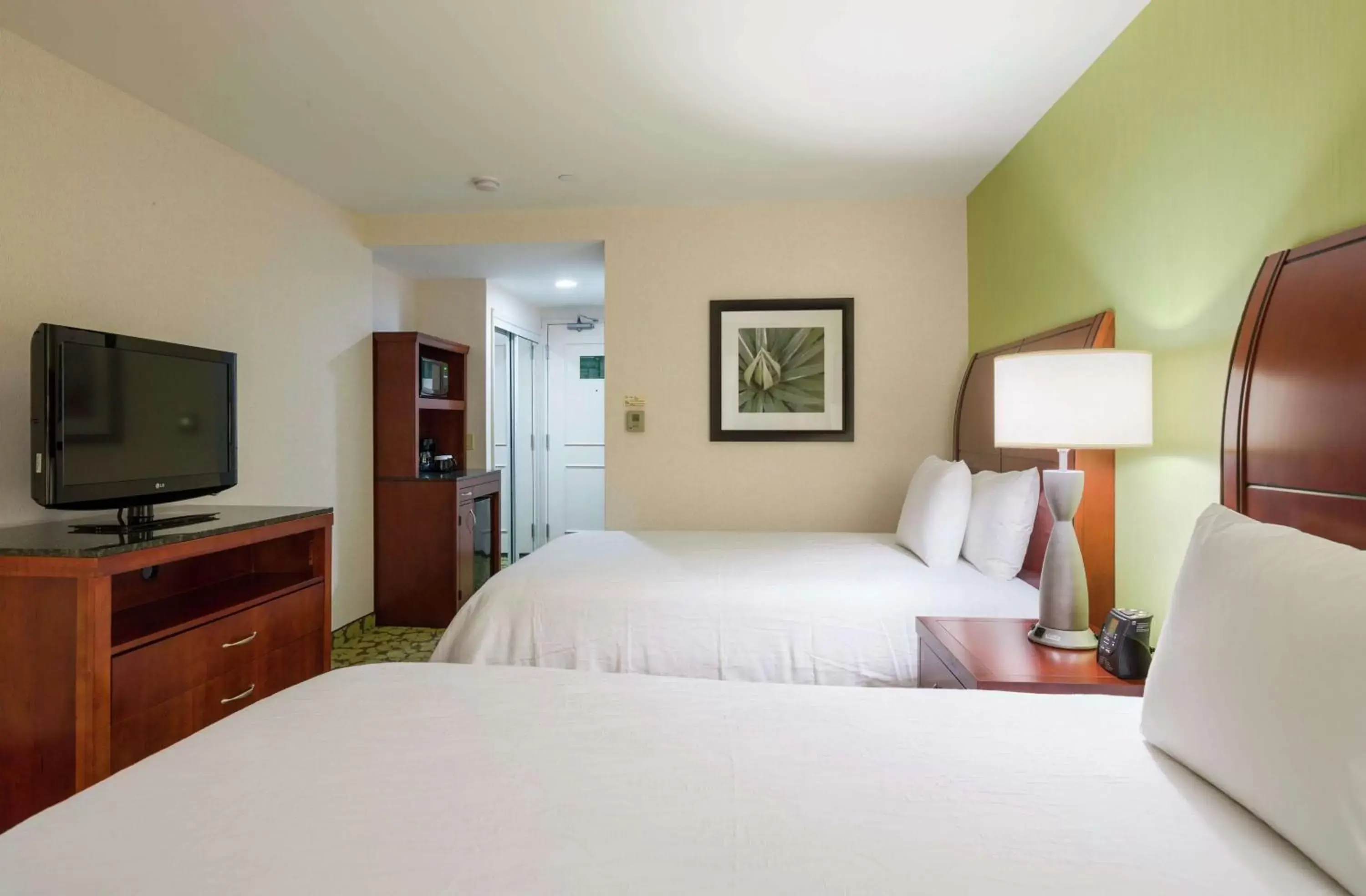 Bedroom, Bed in Hilton Garden Inn Queens/JFK