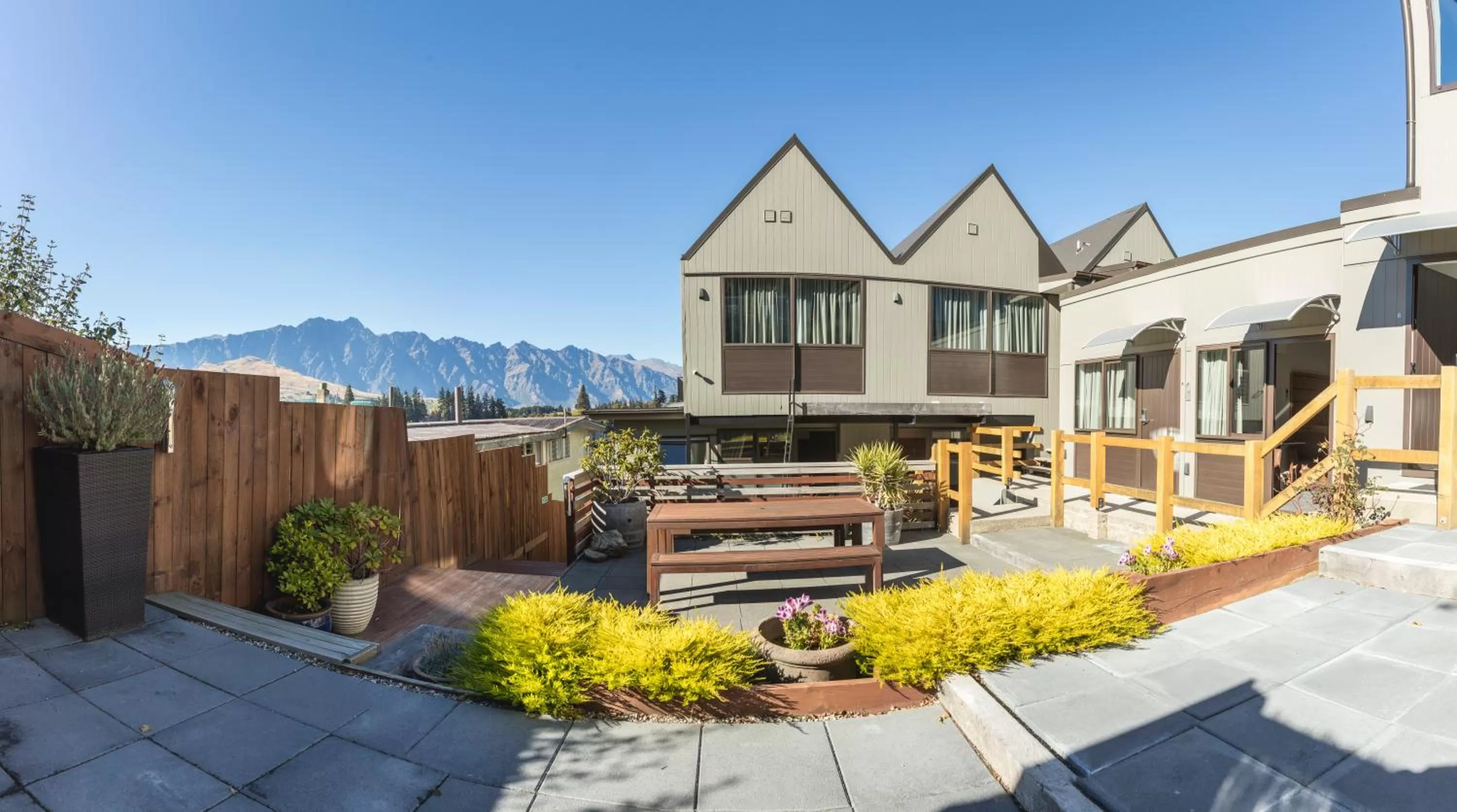 Patio in Lomond Lodge Motel & Apartments