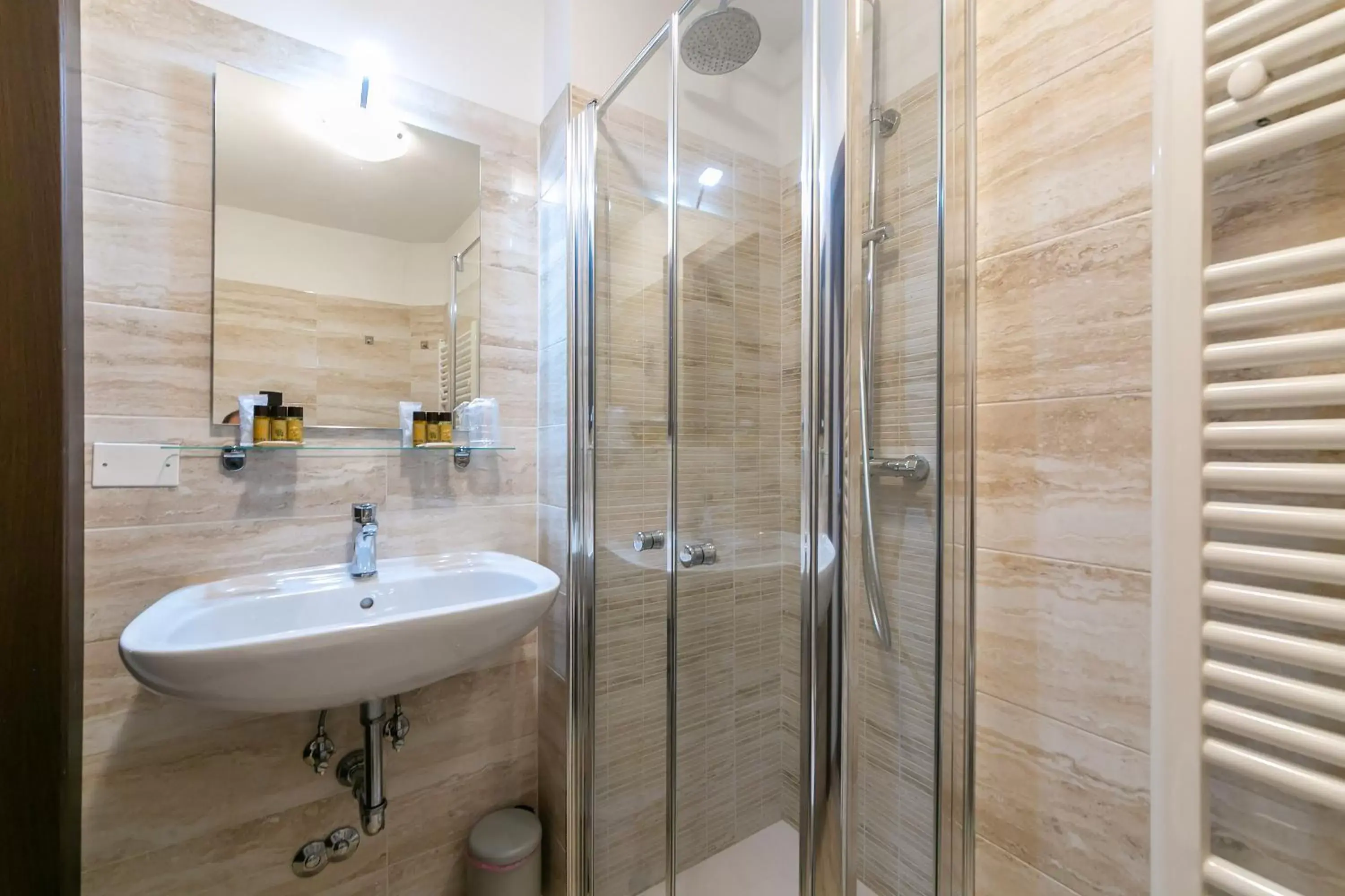 Shower, Bathroom in Rialto Suite 707