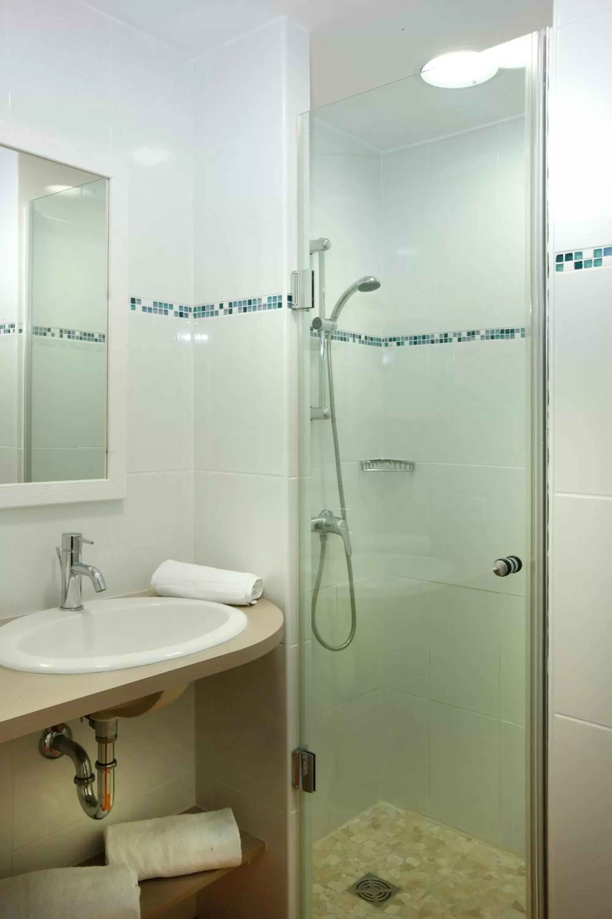 Shower, Bathroom in Hôtel Club la Font des Horts
