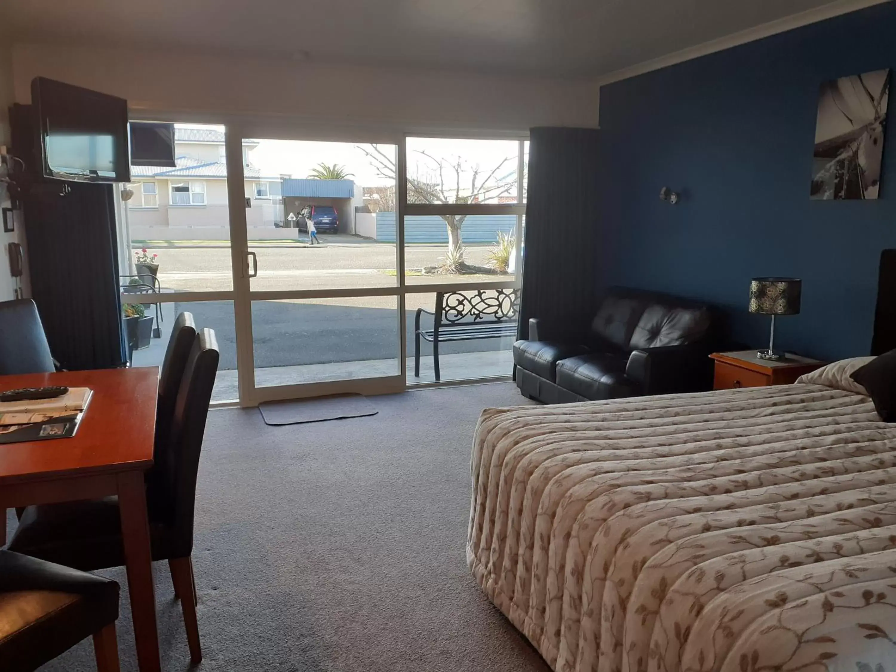 Living room in AAA Thames Court Motel