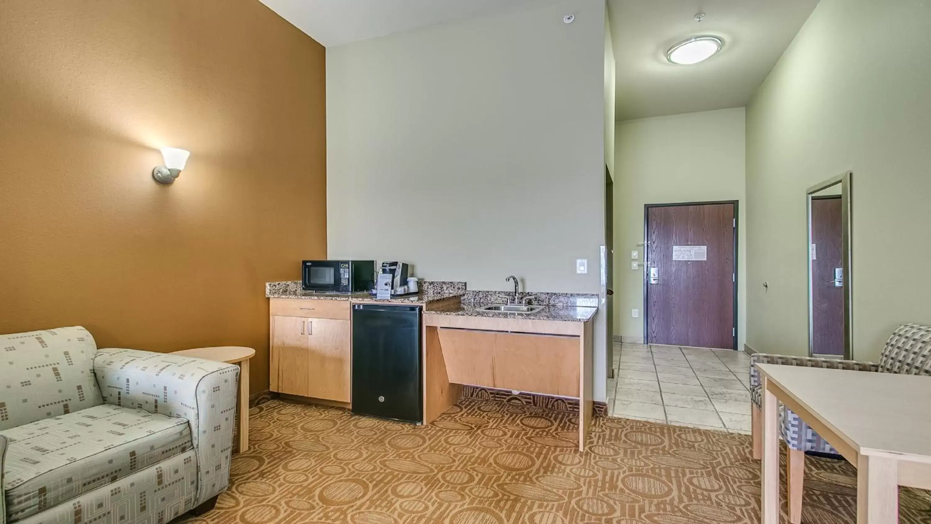 Bedroom, Kitchen/Kitchenette in Holiday Inn Express & Suites Lubbock Southwest – Wolfforth, an IHG Hotel