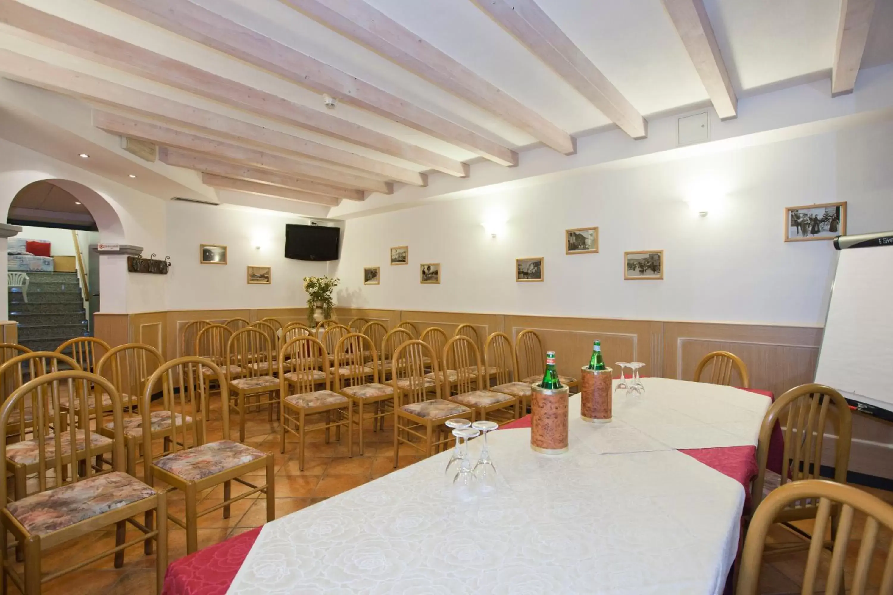 Business facilities, Restaurant/Places to Eat in Hotel Ambra