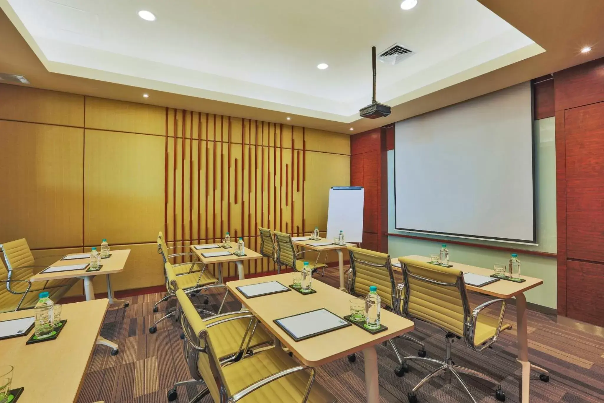 Meeting/conference room in Holiday Inn Express Semarang Simpang Lima, an IHG Hotel