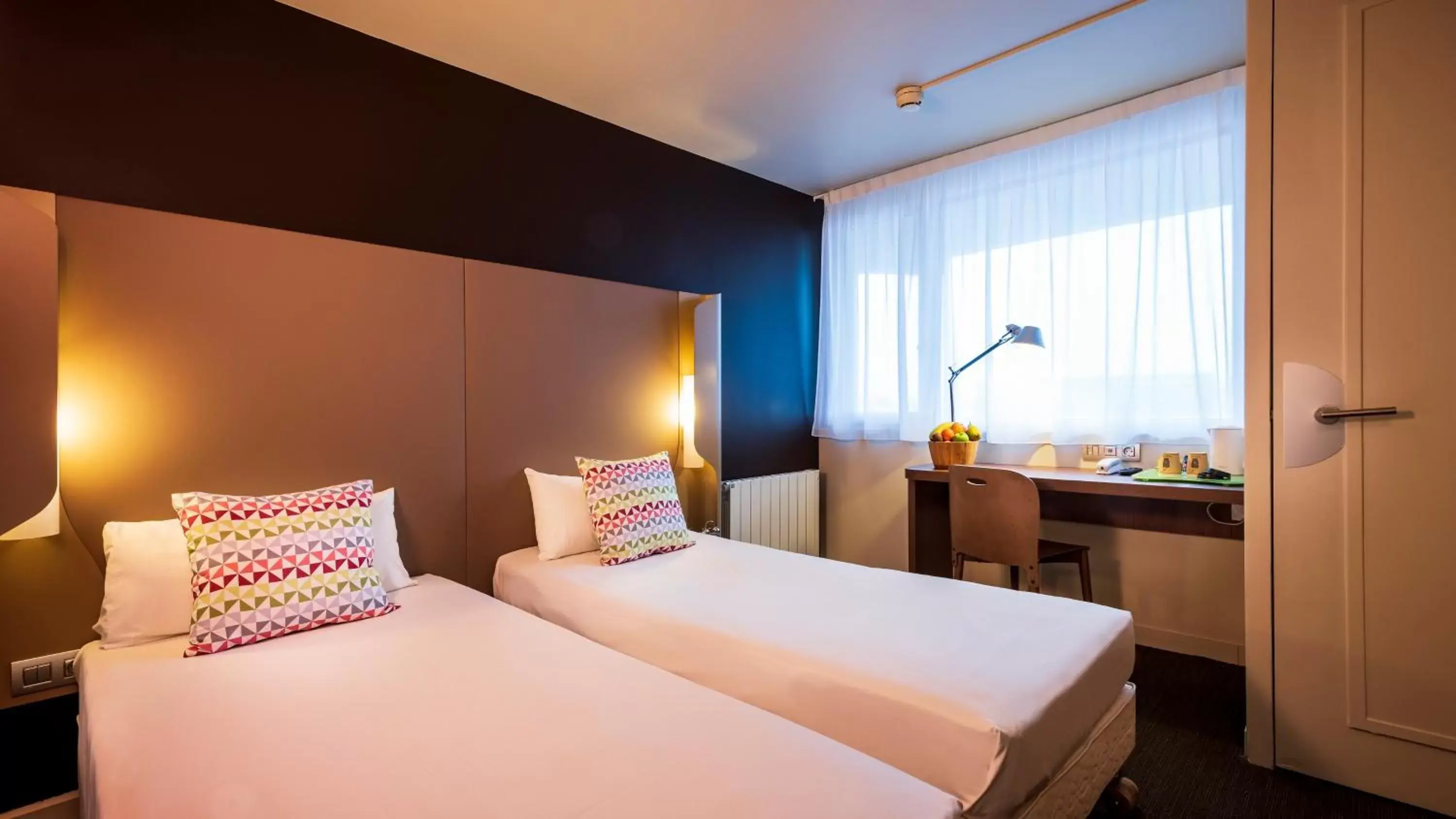 Photo of the whole room, Bed in Campanile Hotel & Restaurant Amsterdam Zuid-Oost