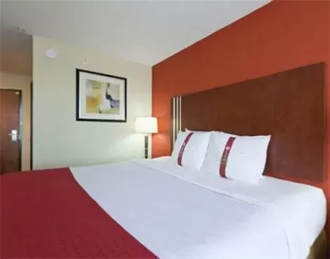 Bed in Holiday Inn Austin North, an IHG Hotel