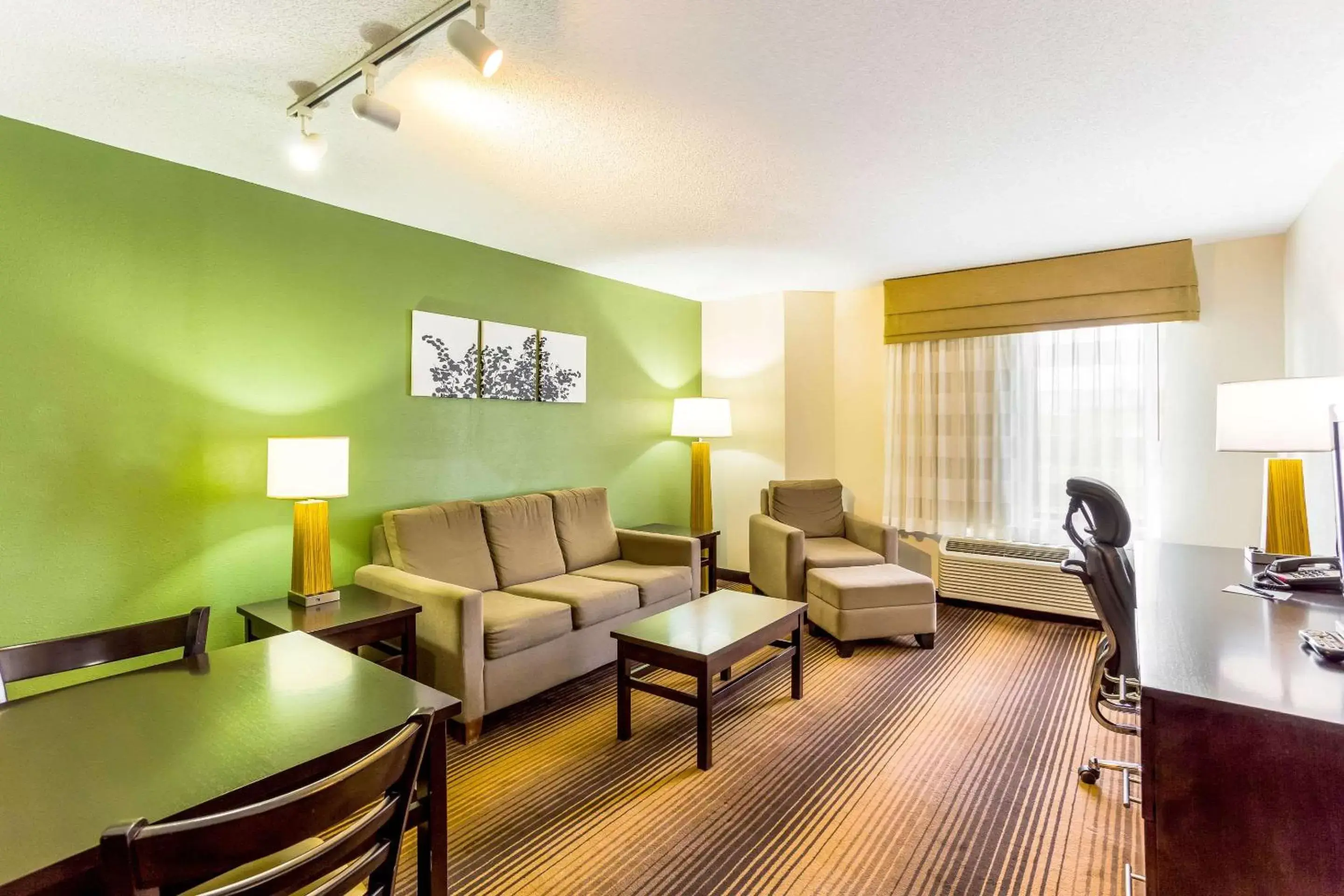 Photo of the whole room, Seating Area in Sleep Inn & Suites Kingsport TriCities Airport