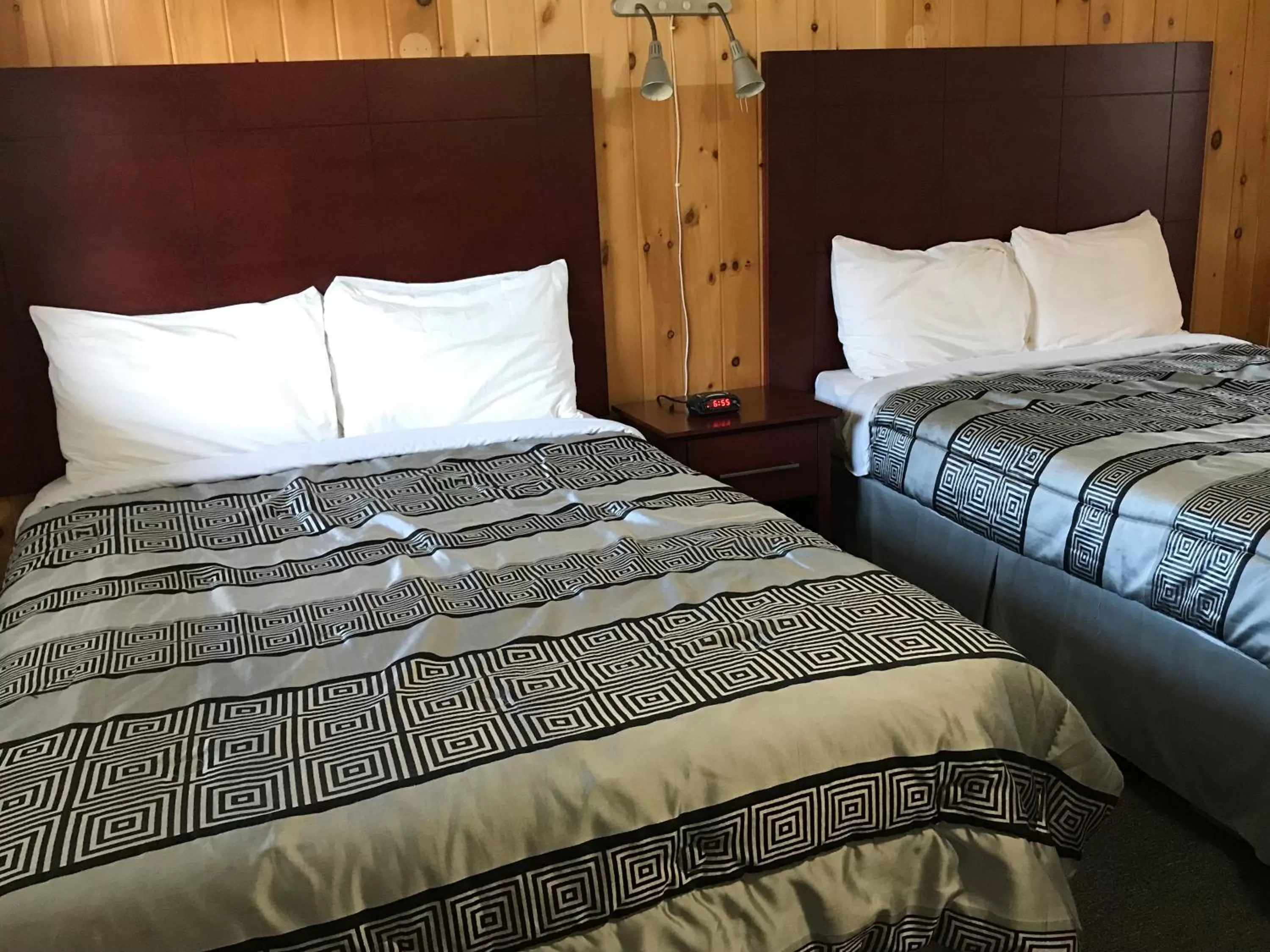 Bed in Deep River Motel