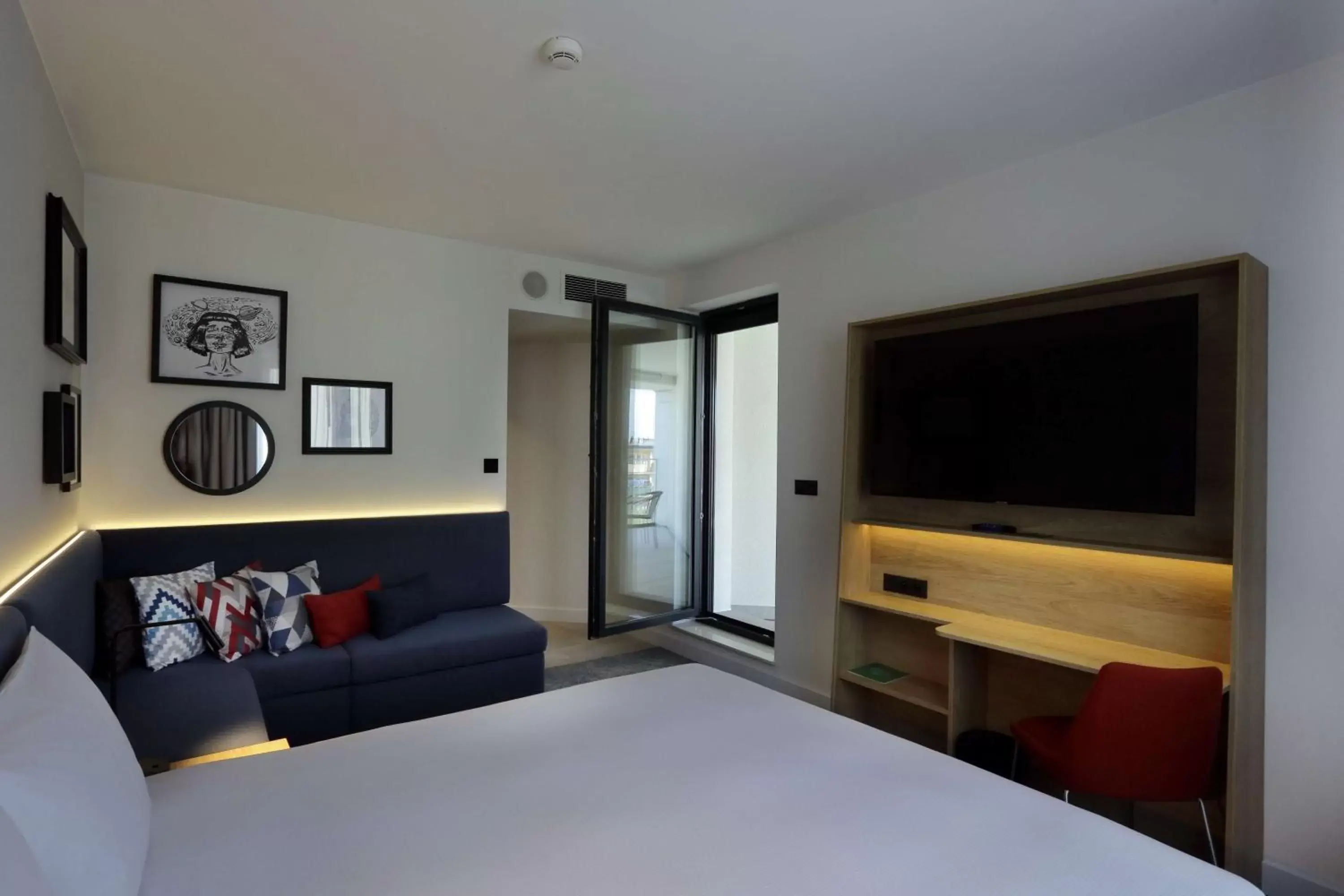 Living room, Bed in Hampton By Hilton Olsztyn