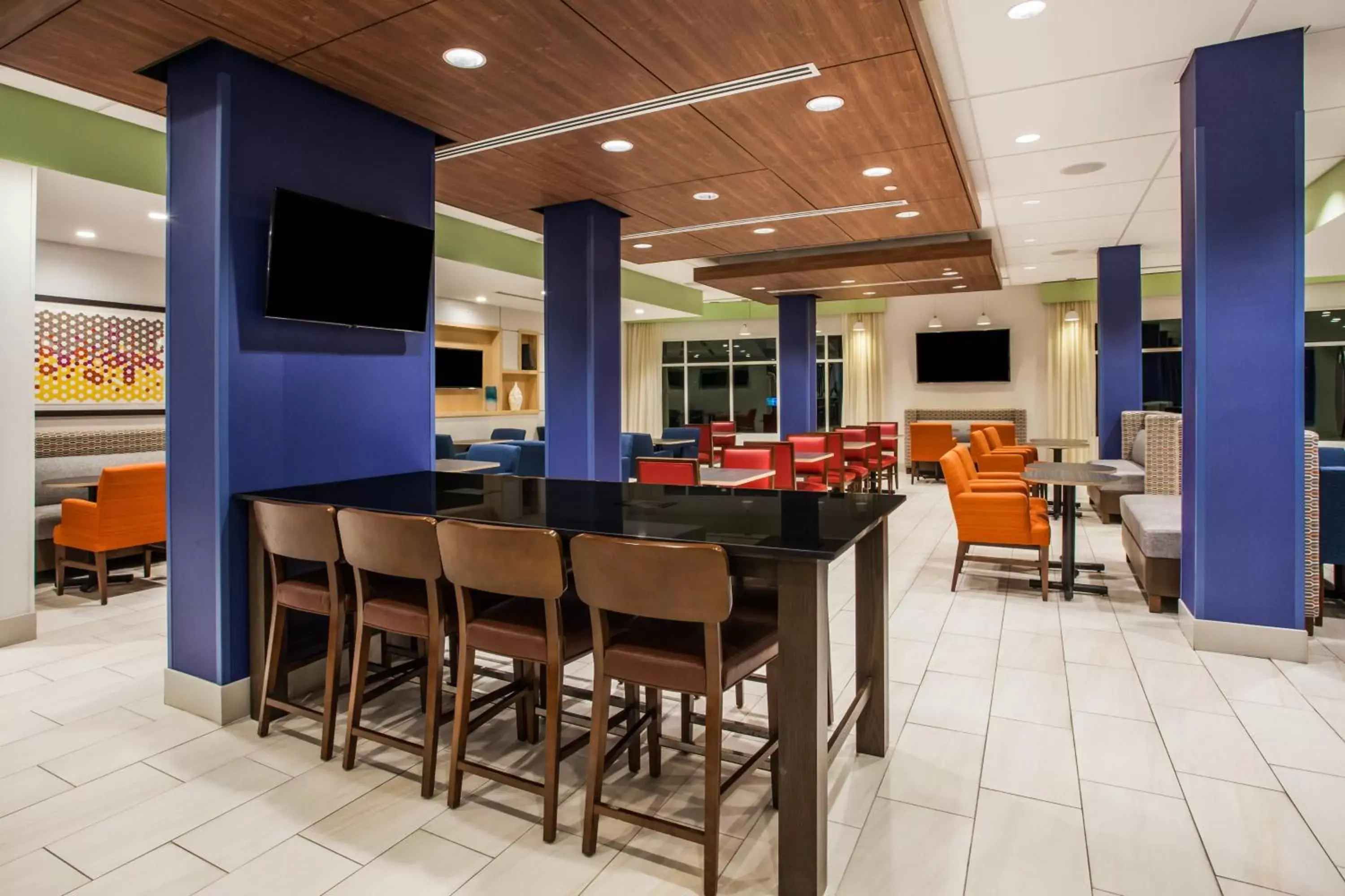 Property building, Restaurant/Places to Eat in Holiday Inn Express & Suites Lexington Park California, an IHG Hotel