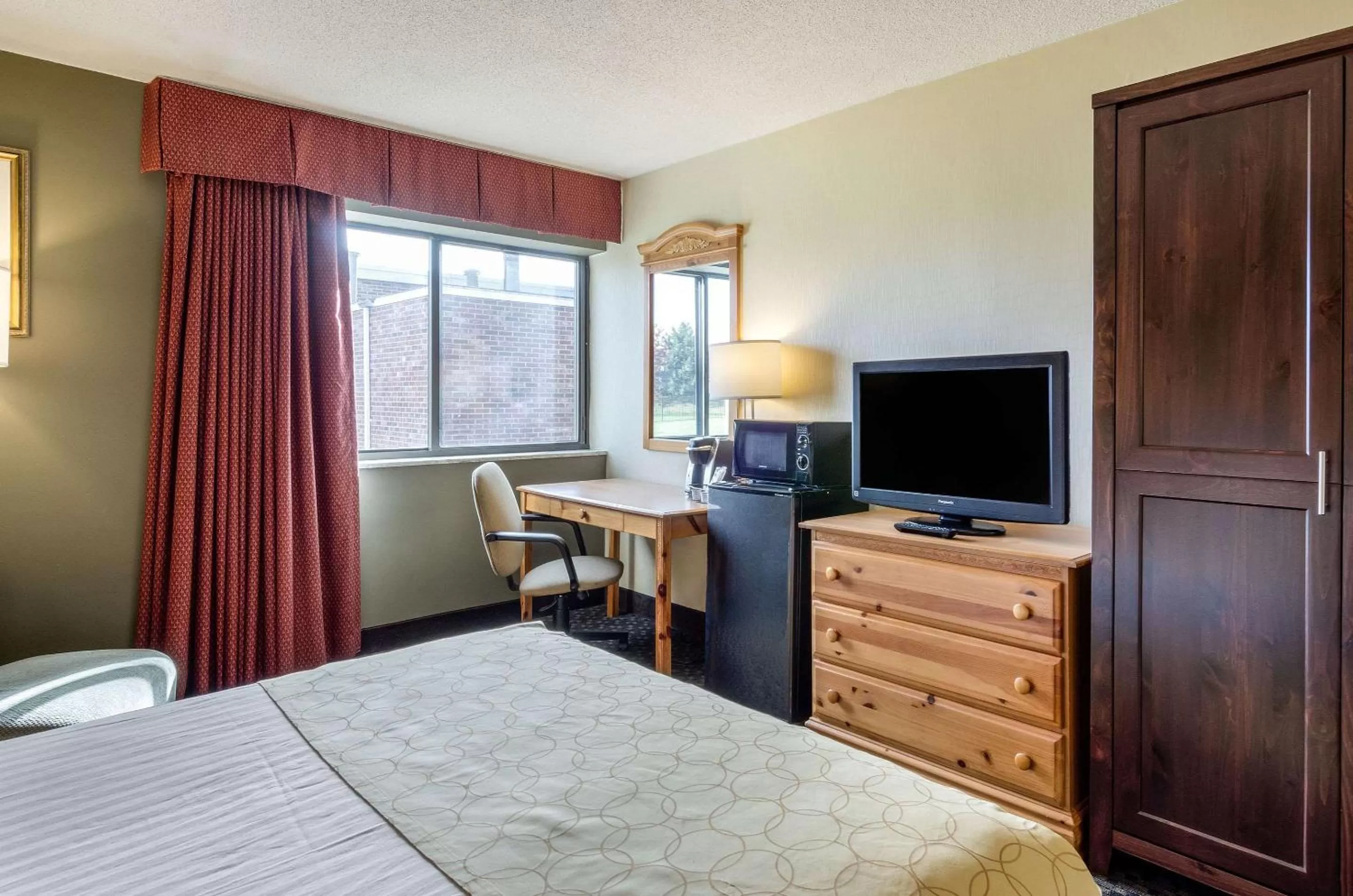 Photo of the whole room, TV/Entertainment Center in Clarion Hotel Seekonk - Providence