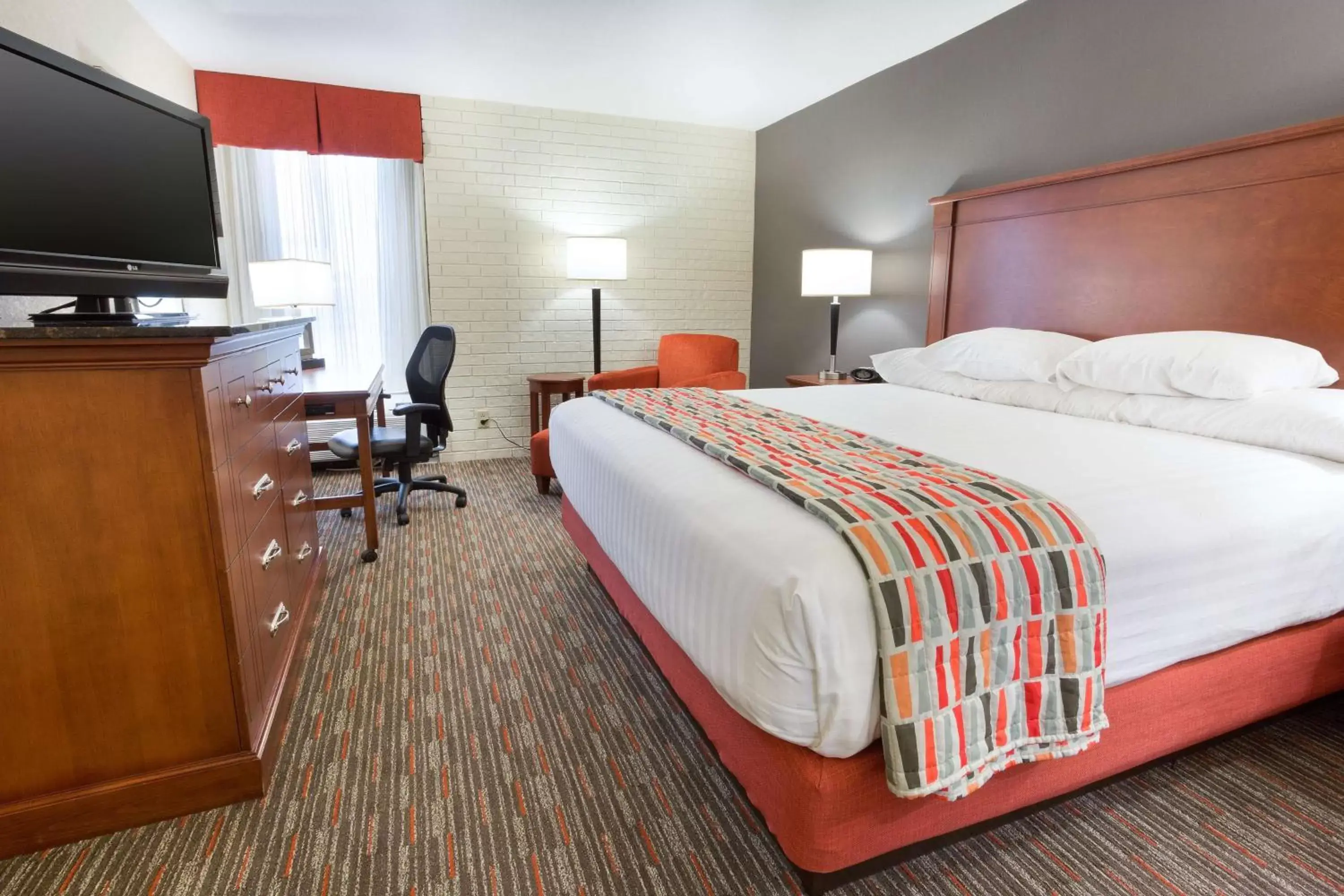 Photo of the whole room, Bed in Drury Inn & Suites Joplin