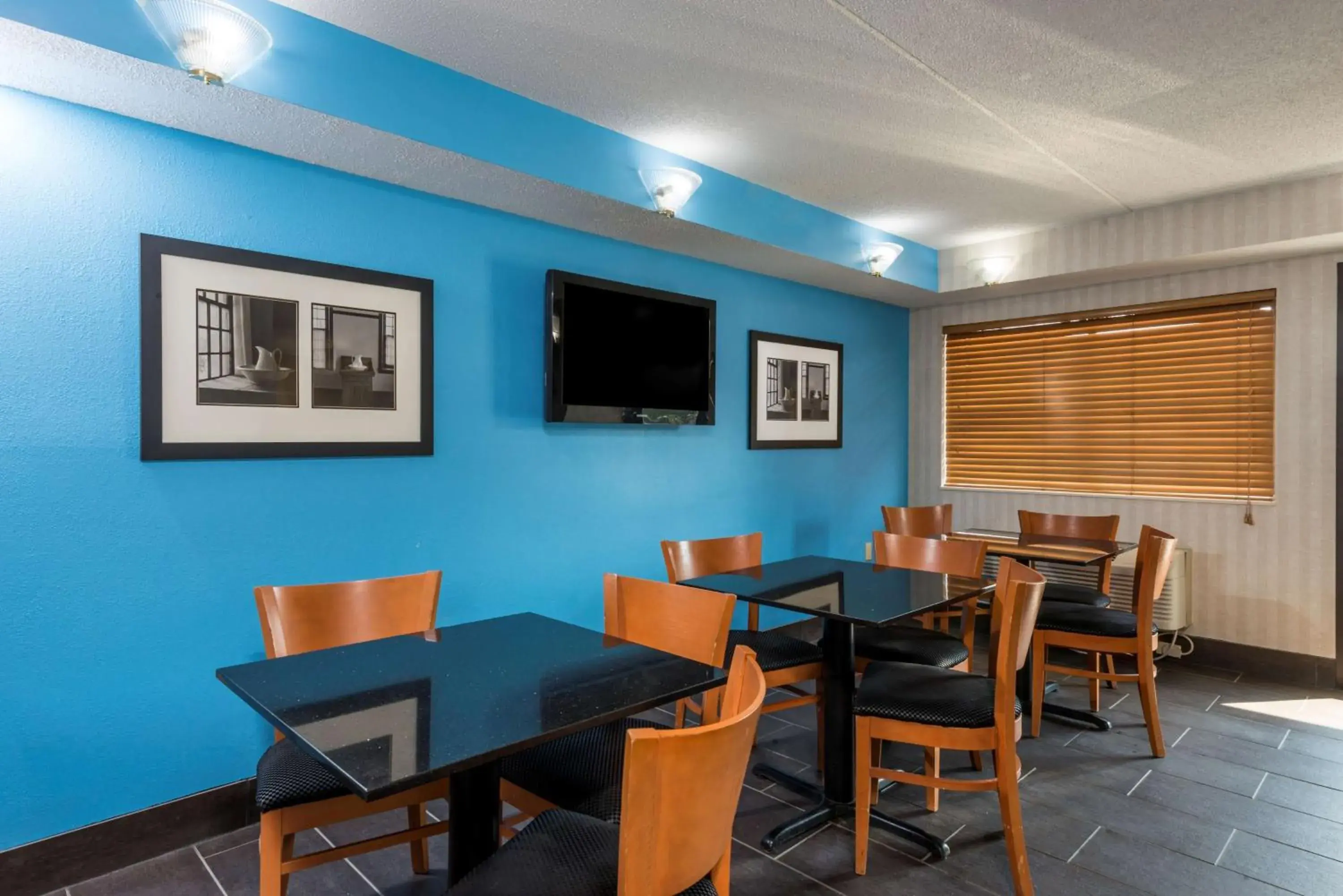 Continental breakfast, Restaurant/Places to Eat in Days Inn by Wyndham Pittsburgh-Harmarville