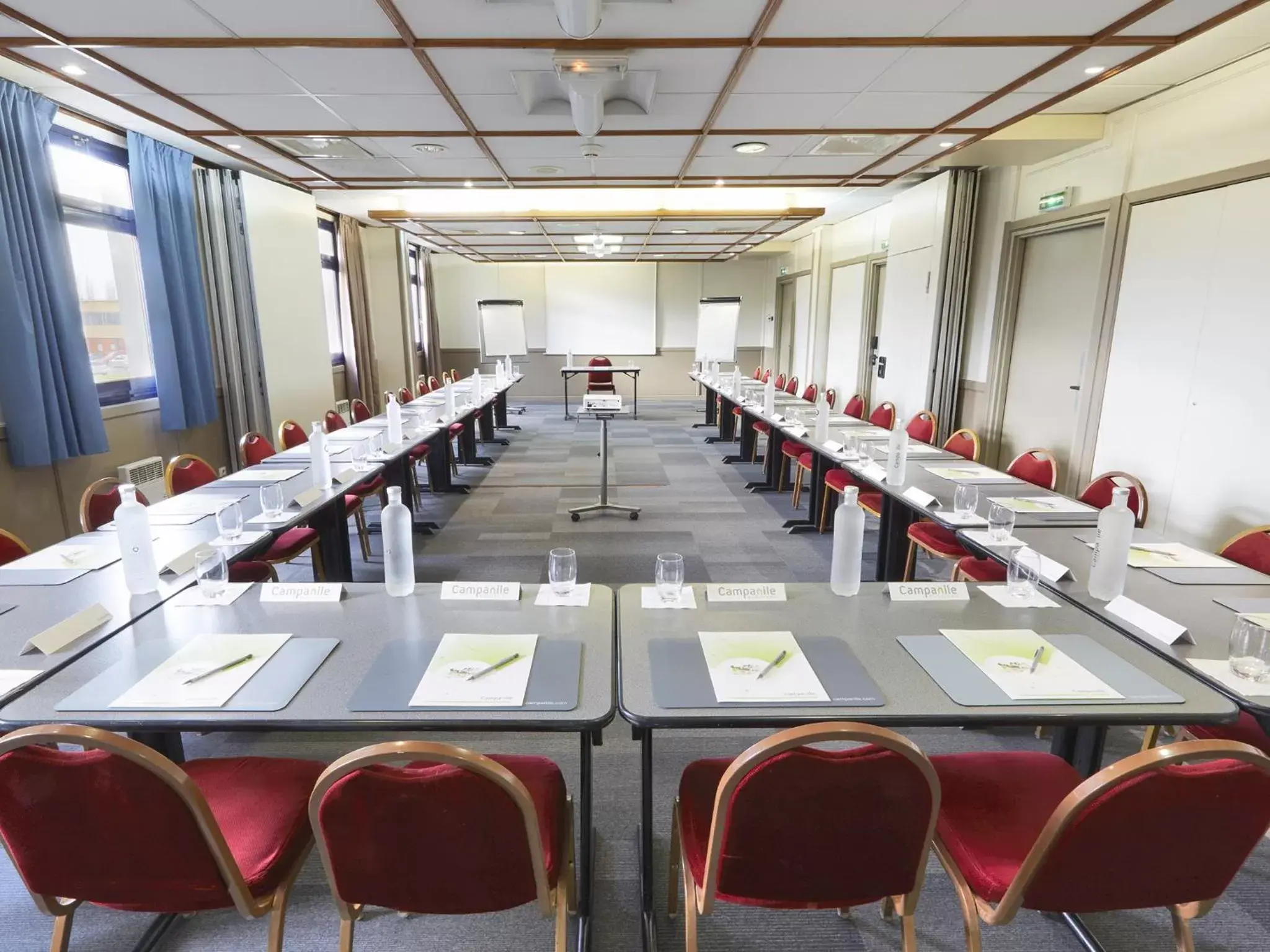 Business facilities in Campanile Blanc-Mesnil