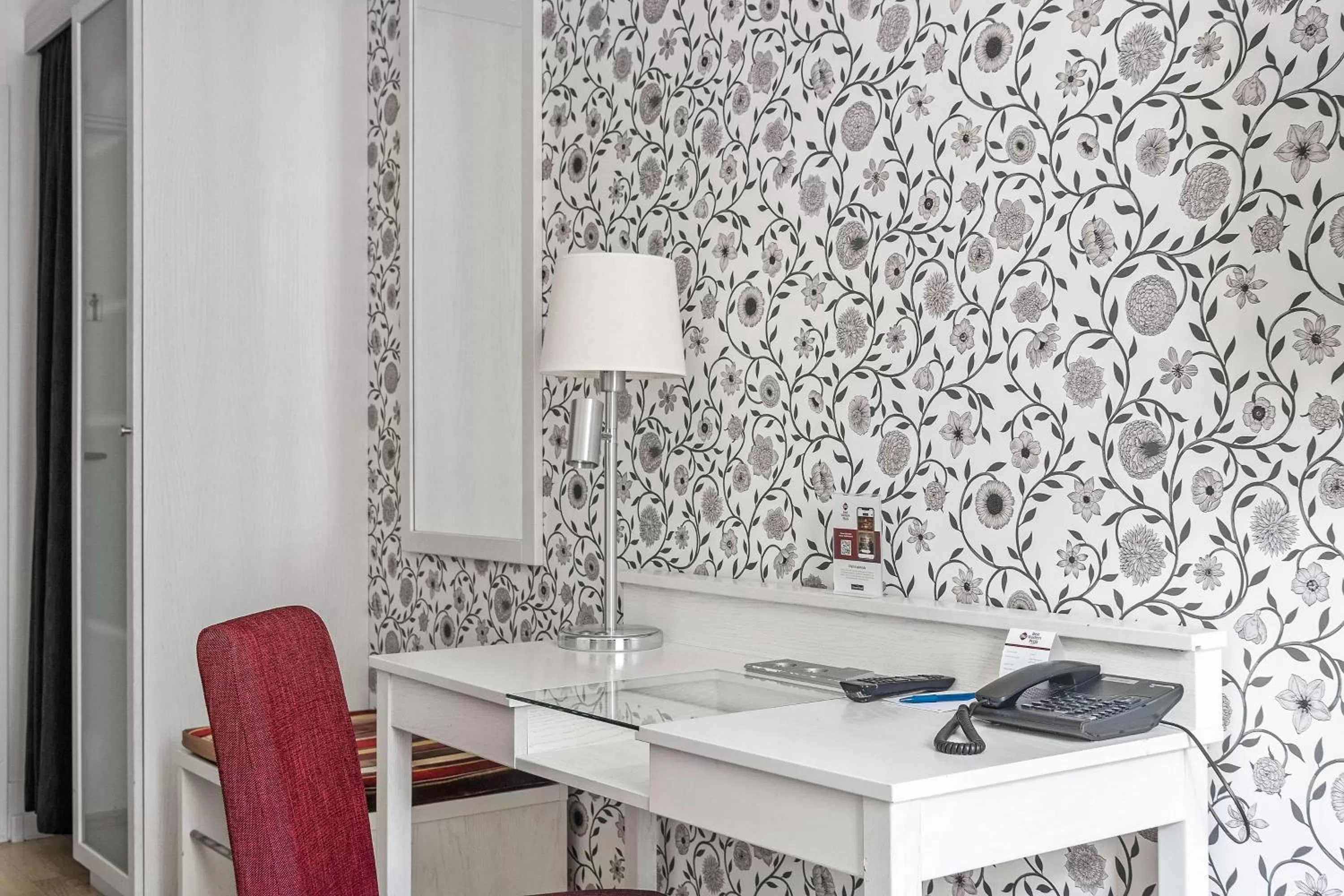 Bedroom in Best Western Plus Edward Hotel