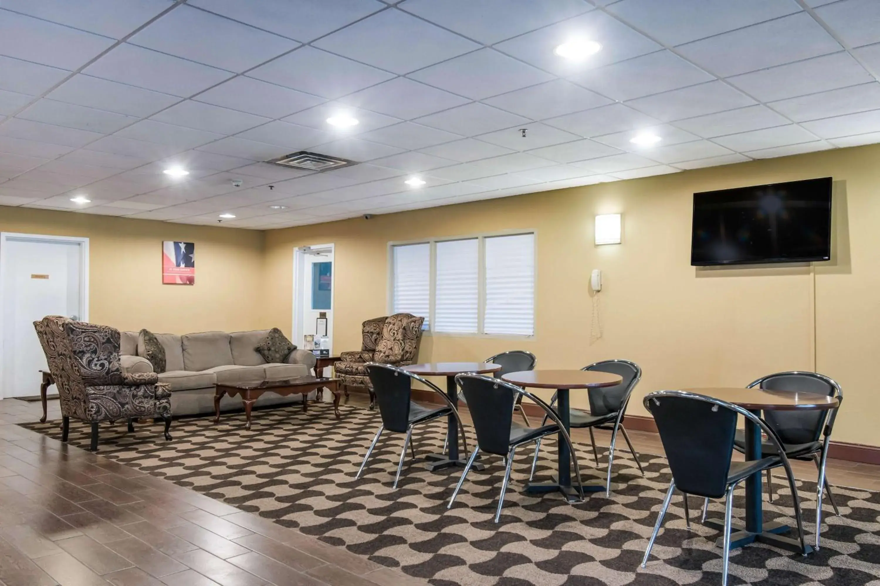 Communal lounge/ TV room in Motel 6-Harrisburg, PA - Hershey North