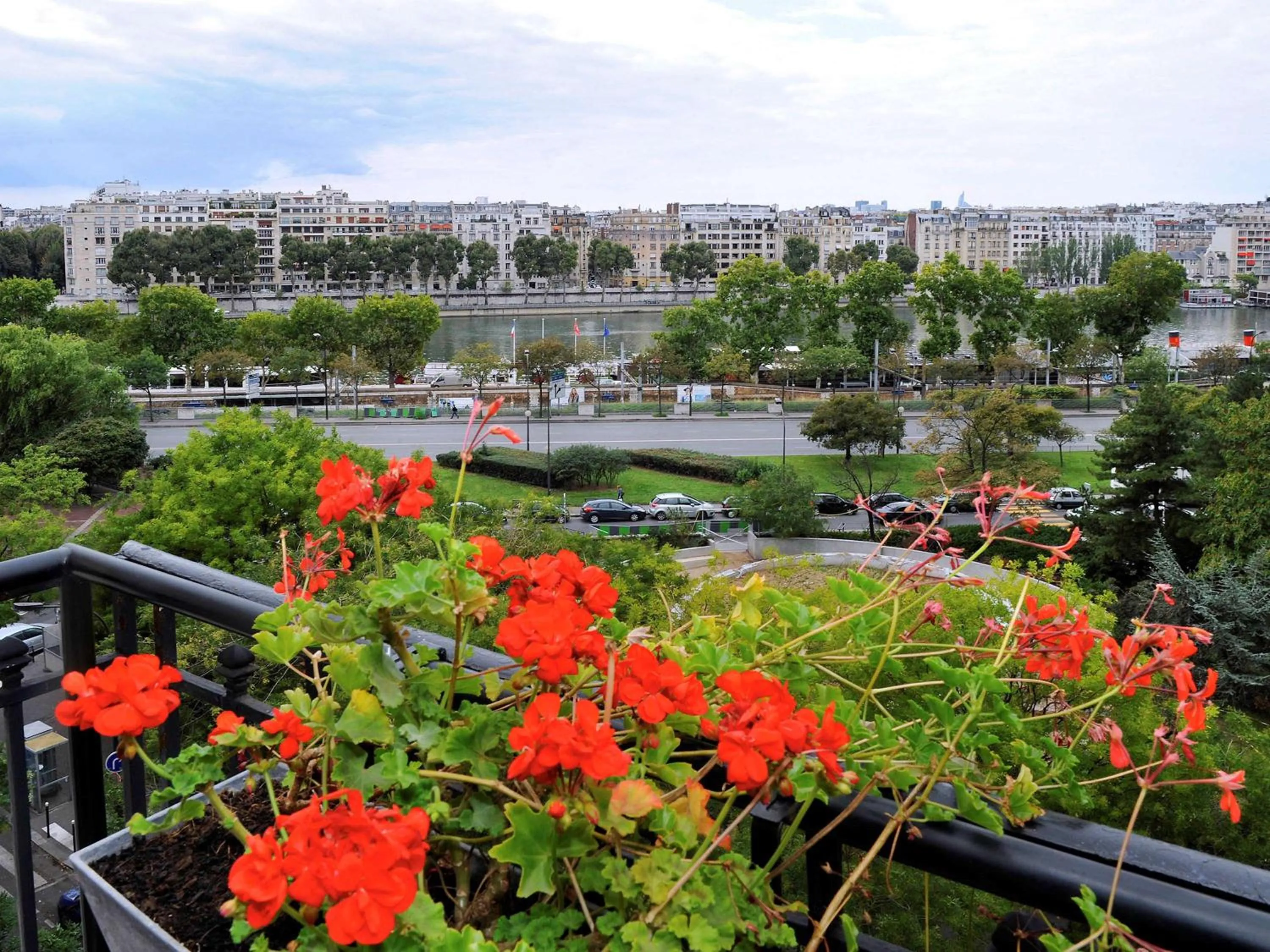 Day in Mercure Paris Tour Eiffel Pont Mirabeau