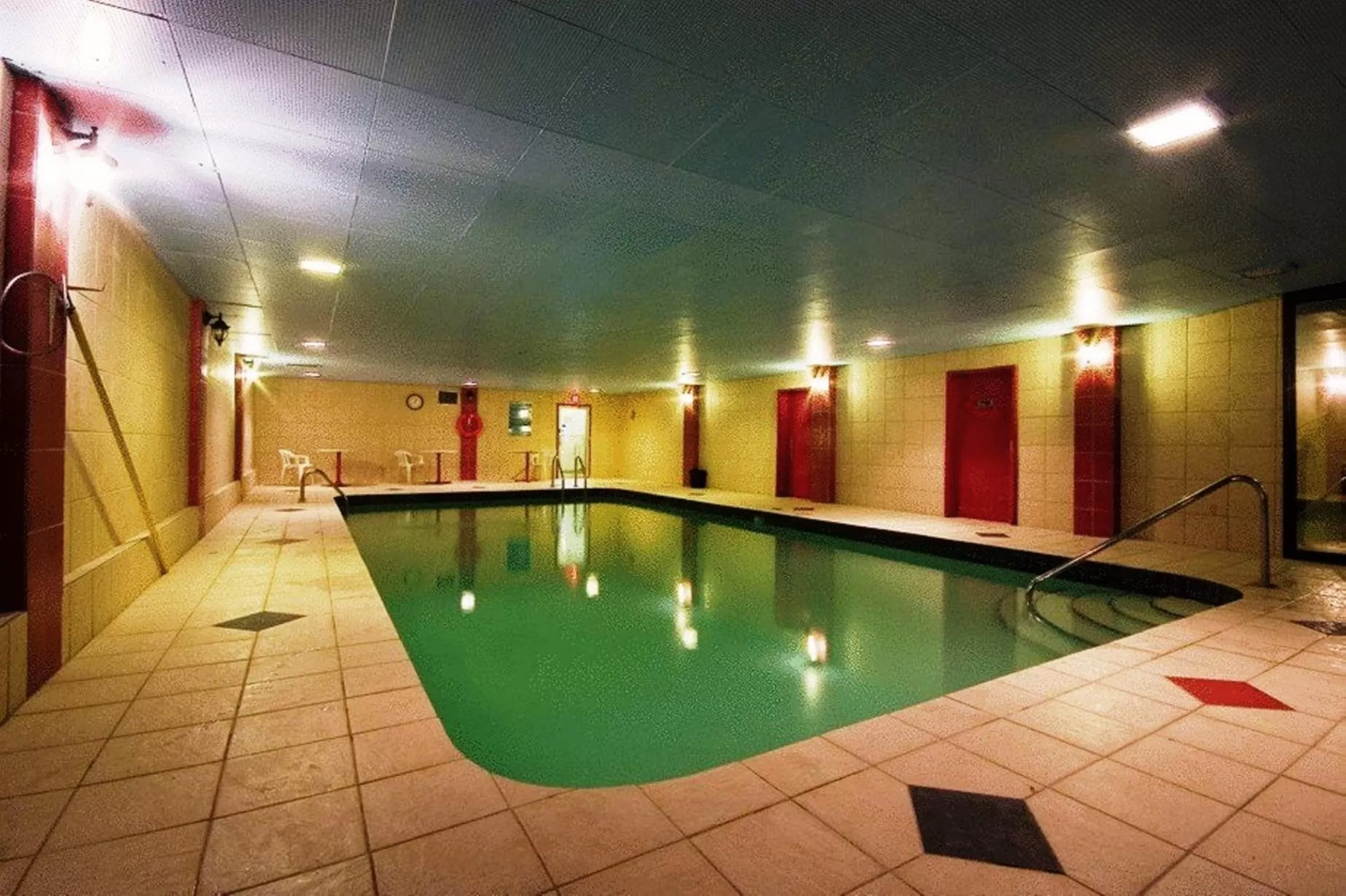 Swimming pool in Hotel Le Voyageur