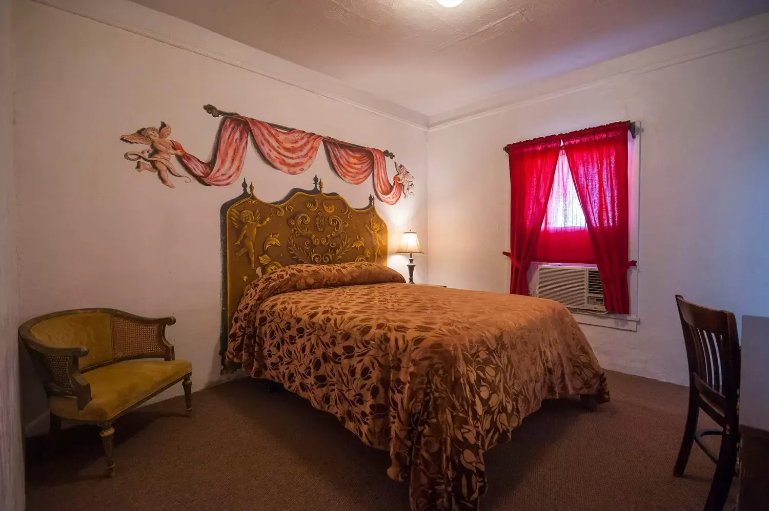 Bed in Amargosa Opera House & Hotel