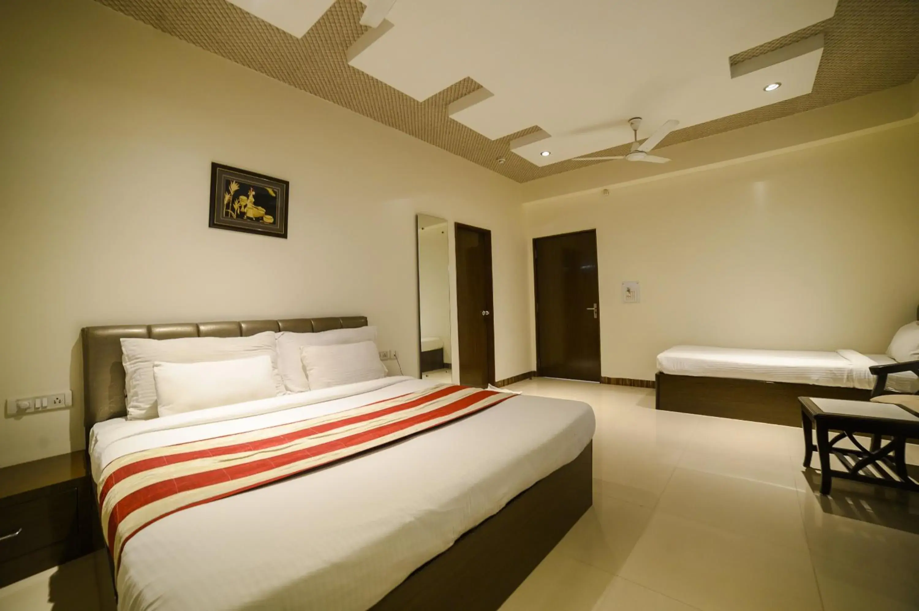 Bed in Hotel Karan Vilas