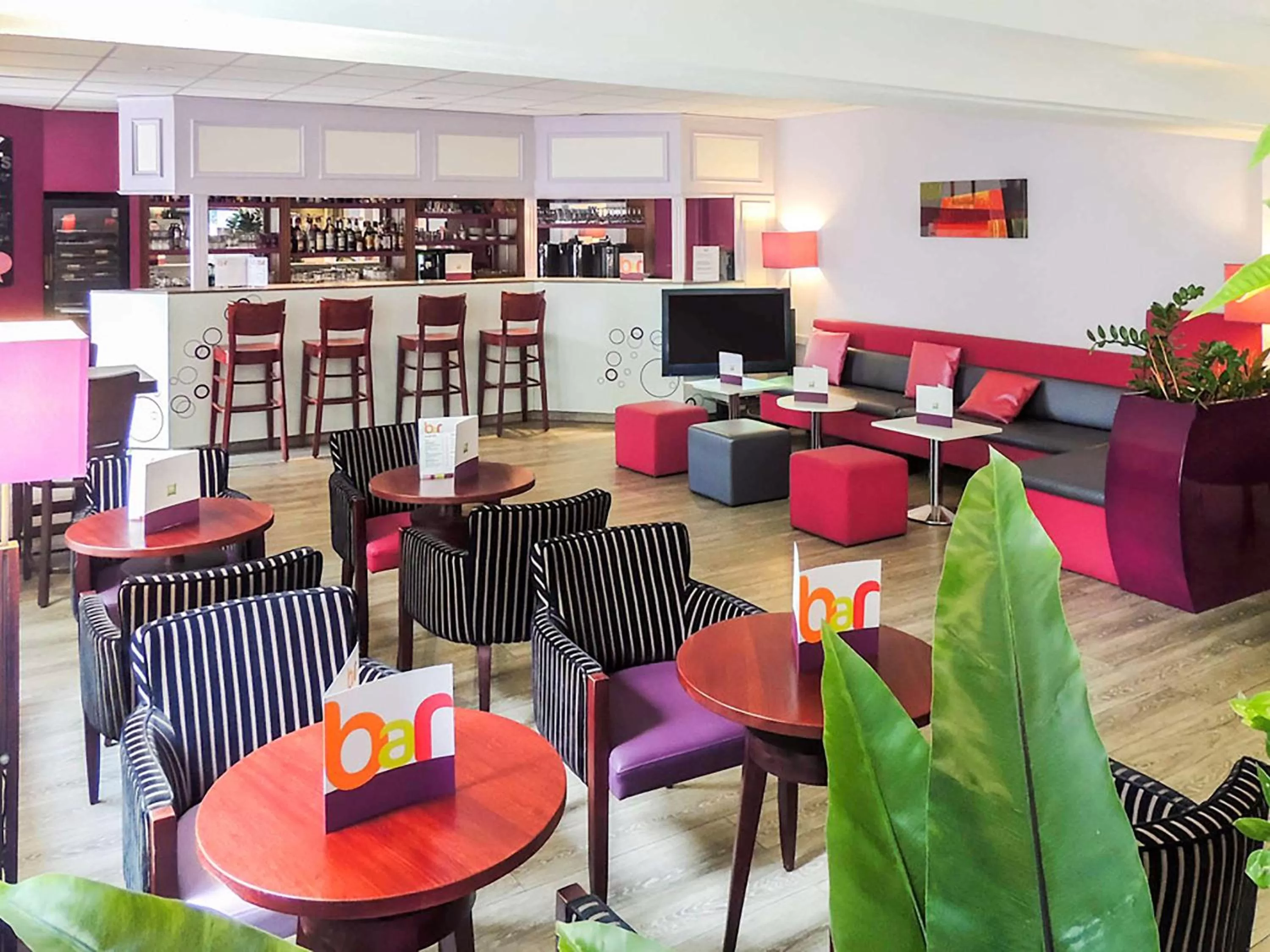 Lounge or bar in ibis Styles Melun