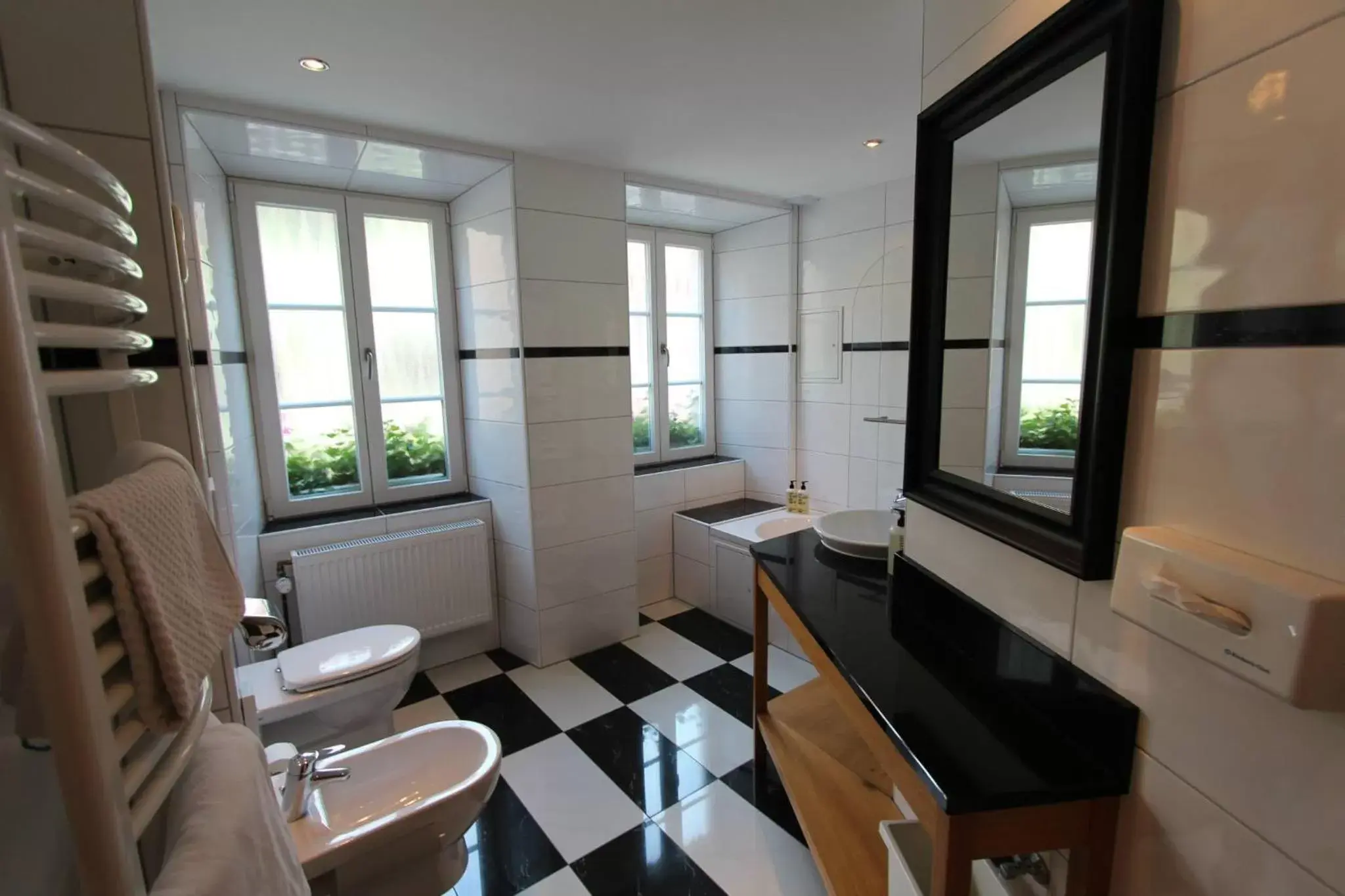 Bathroom, Restaurant/Places to Eat in Historik Hotel Goldener Hirsch Rothenburg