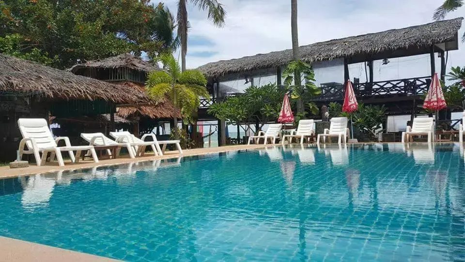 Swimming Pool in Moonwalk Lanta Resort