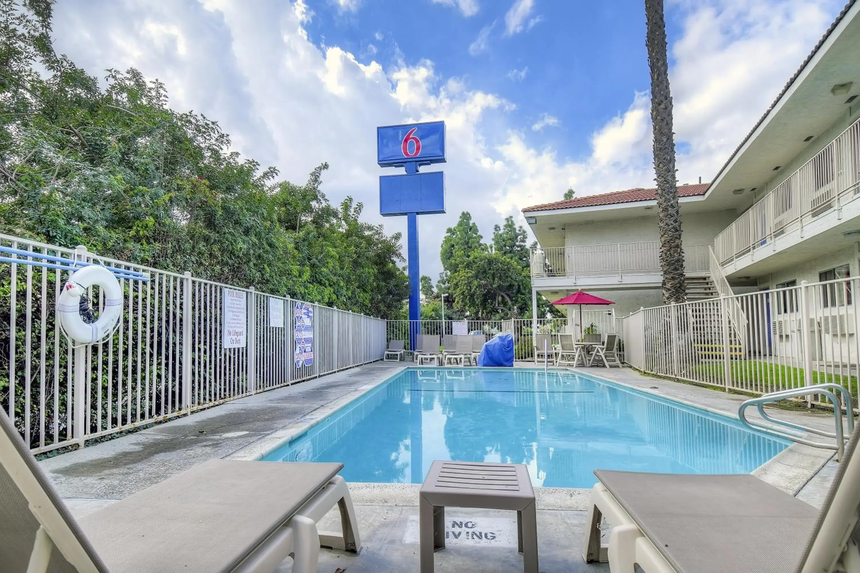 Swimming pool, Property Building in Motel 6-Chino, CA - Los Angeles Area