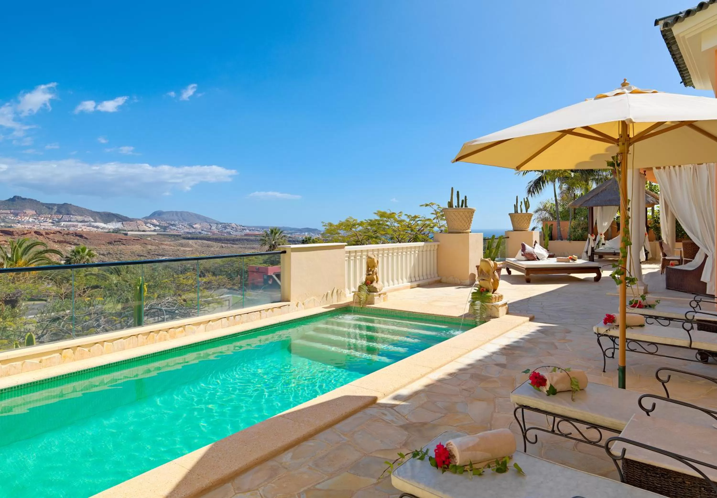 Spring in Royal Garden Villas, Luxury Hotel