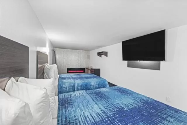 Photo of the whole room, Bed in Hotel OPUS Bronx Near Bay Plaza Mall