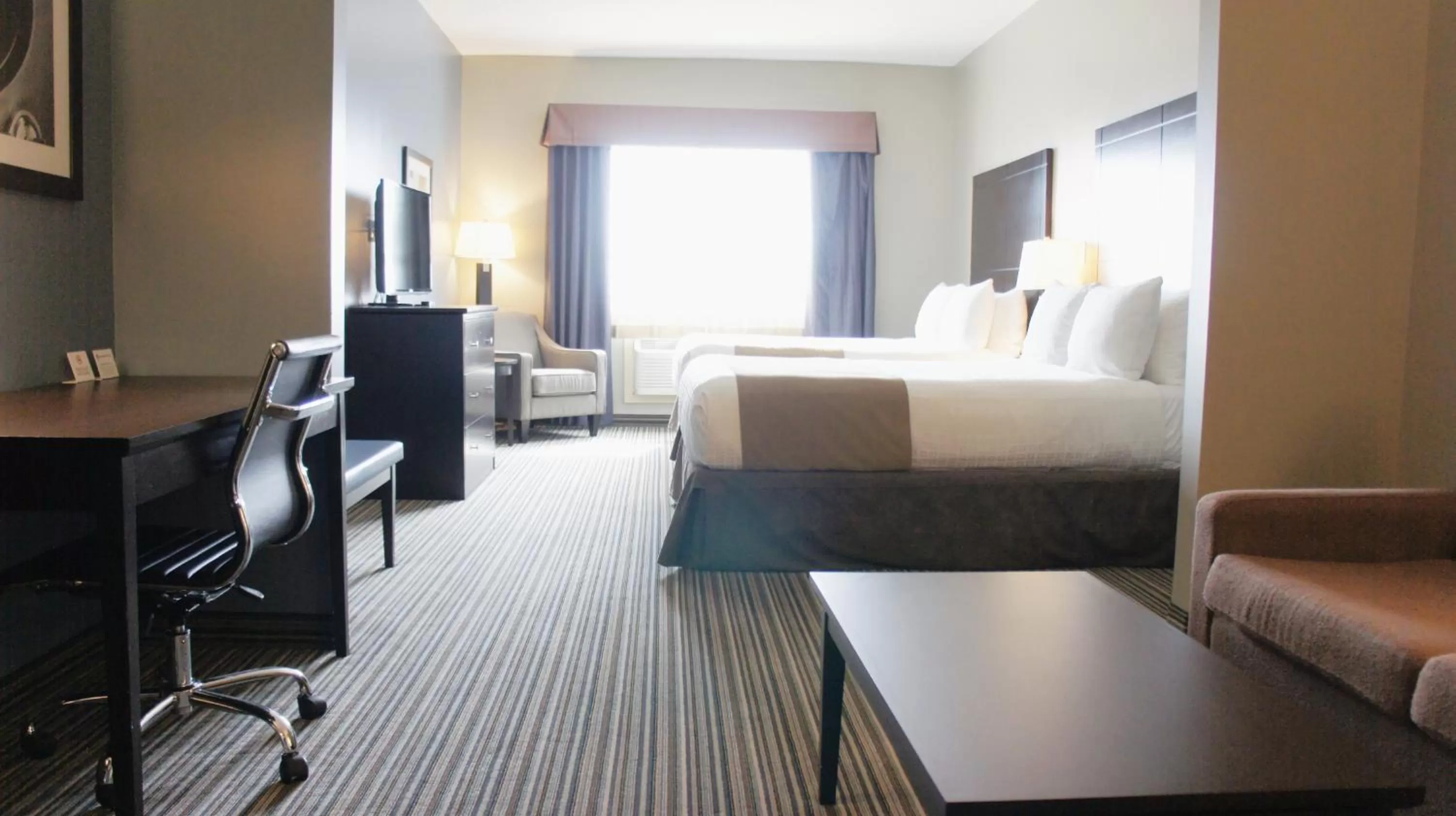 Property building, Bed in Best Western PLUS Fort Saskatchewan Inn & Suites