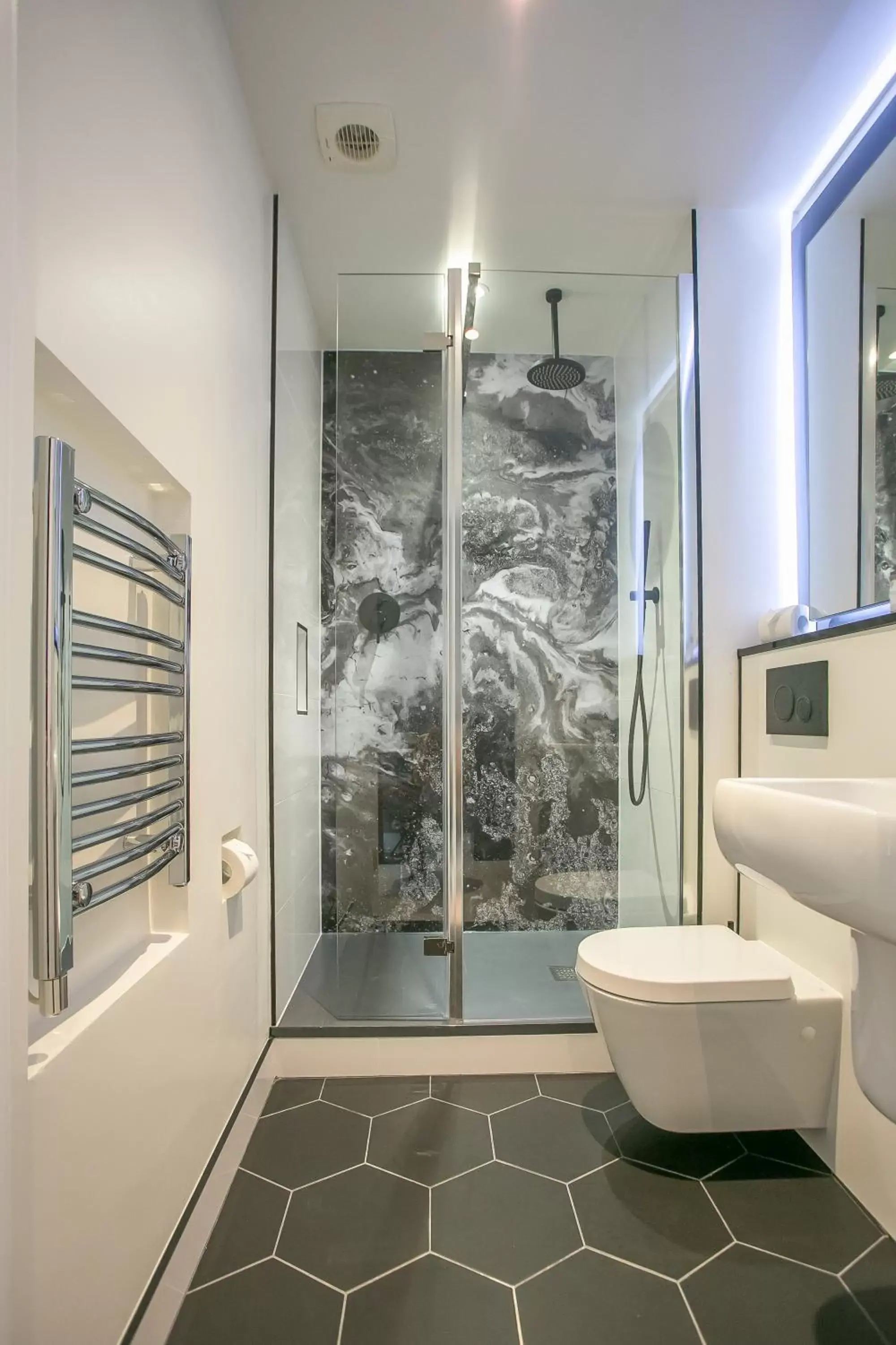 Shower, Bathroom in Grafton Street Studios by City Break Apartments