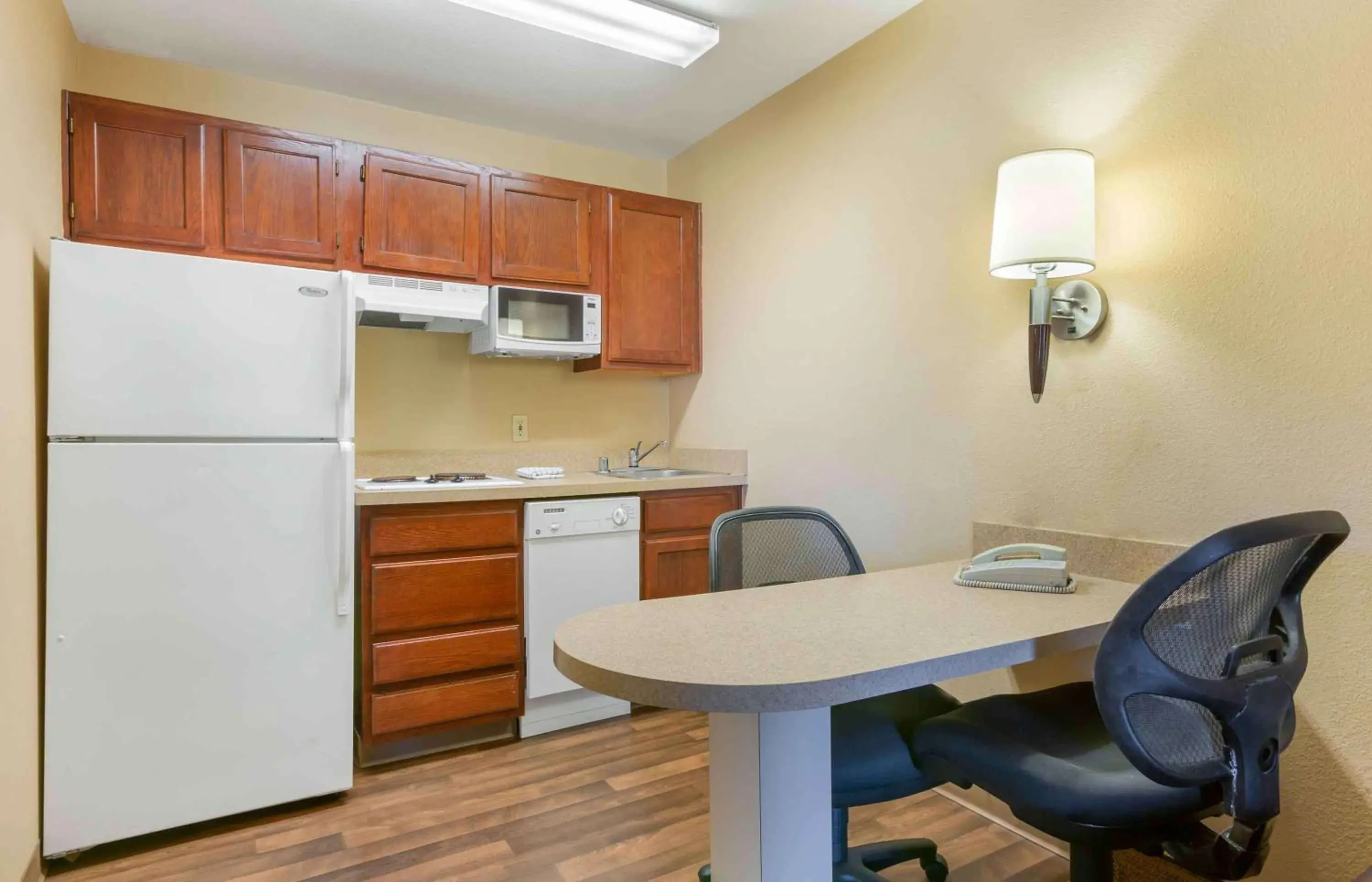 Bedroom, Kitchen/Kitchenette in Extended Stay America Suites - Phoenix - Chandler - E Chandler Blvd