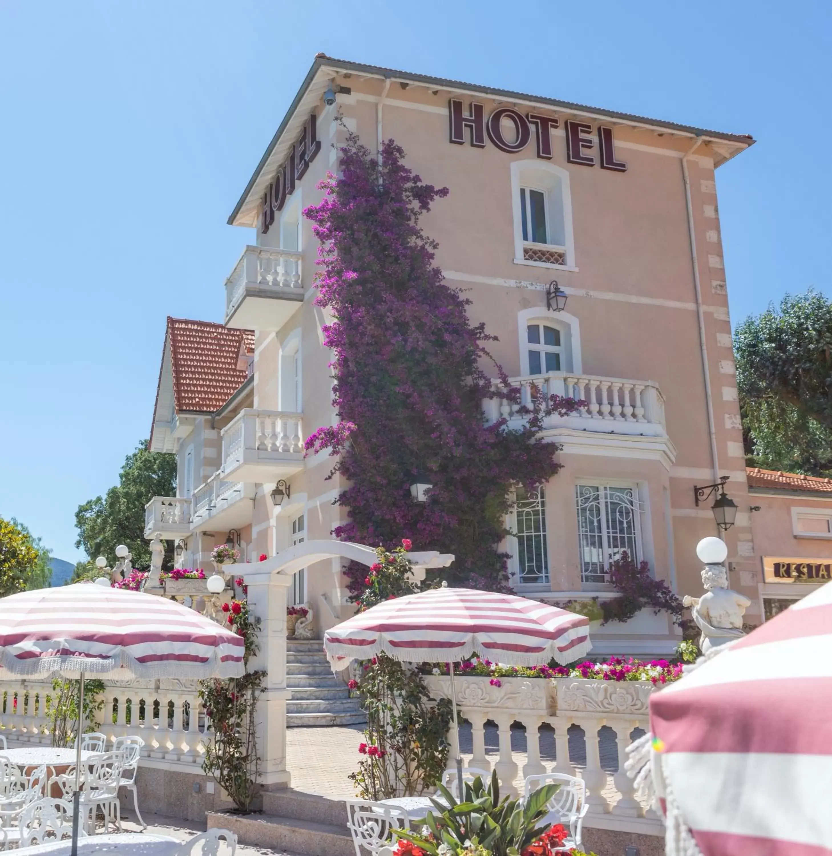 Property building in Le Château de Mei Lese