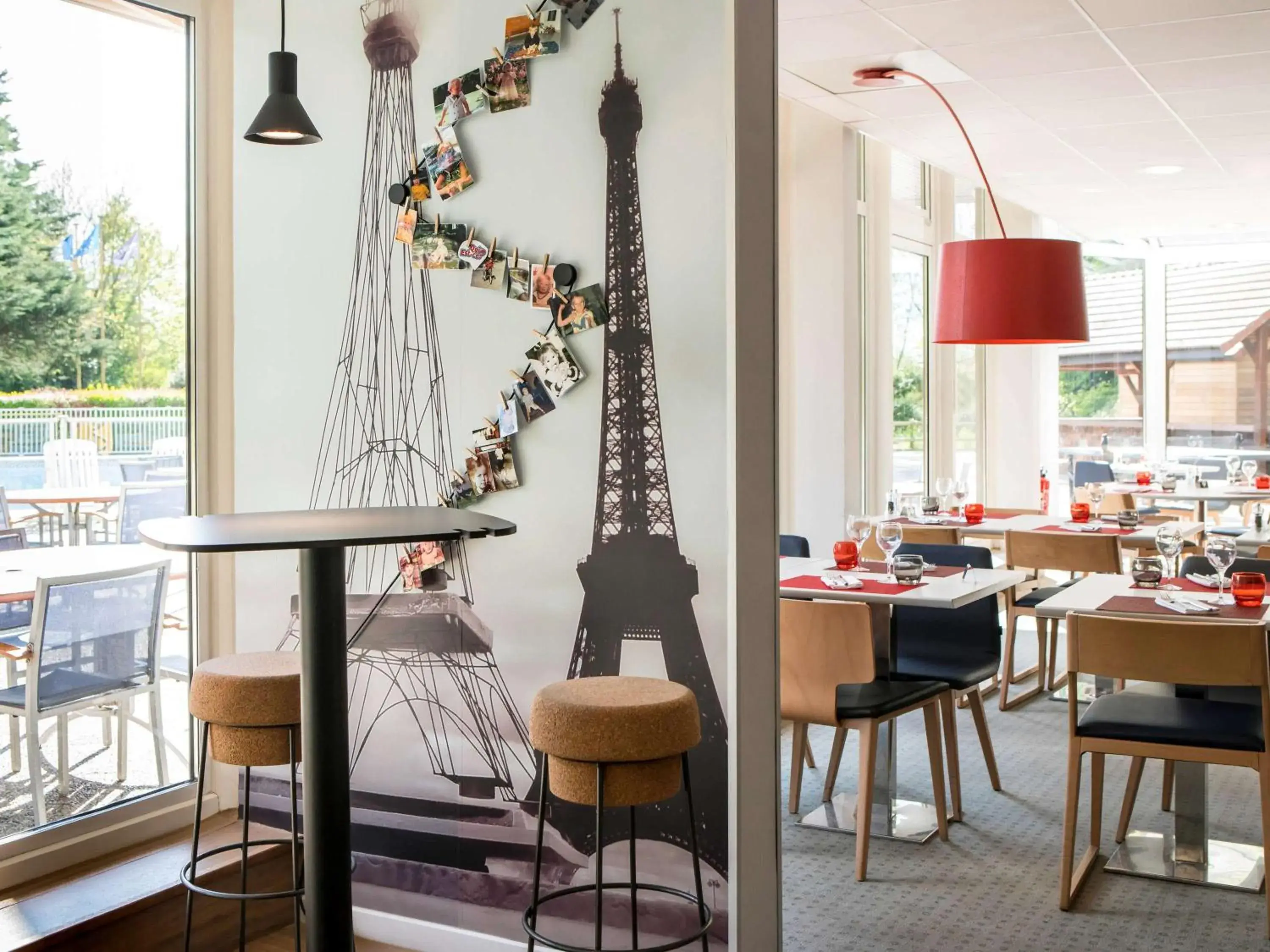 Restaurant/Places to Eat in Novotel Paris Saclay