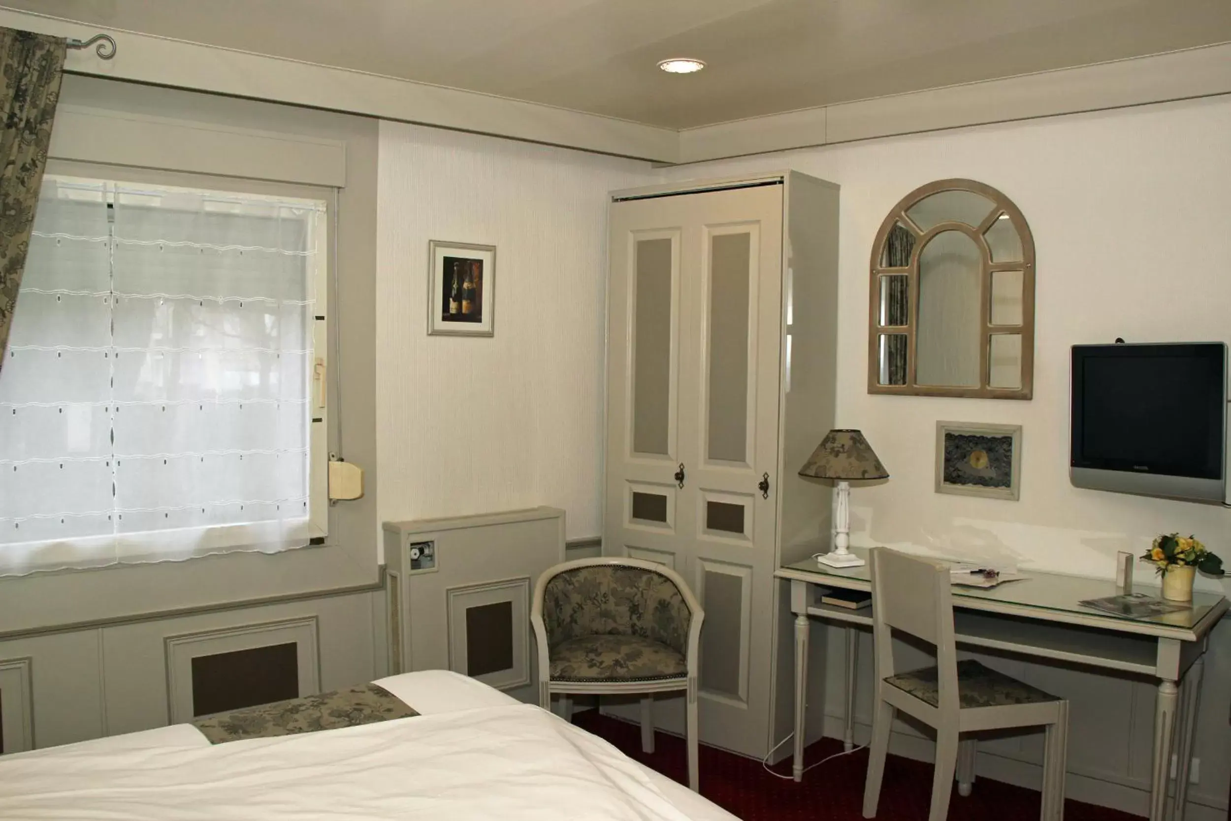 Photo of the whole room, TV/Entertainment Center in Hotel Meurice