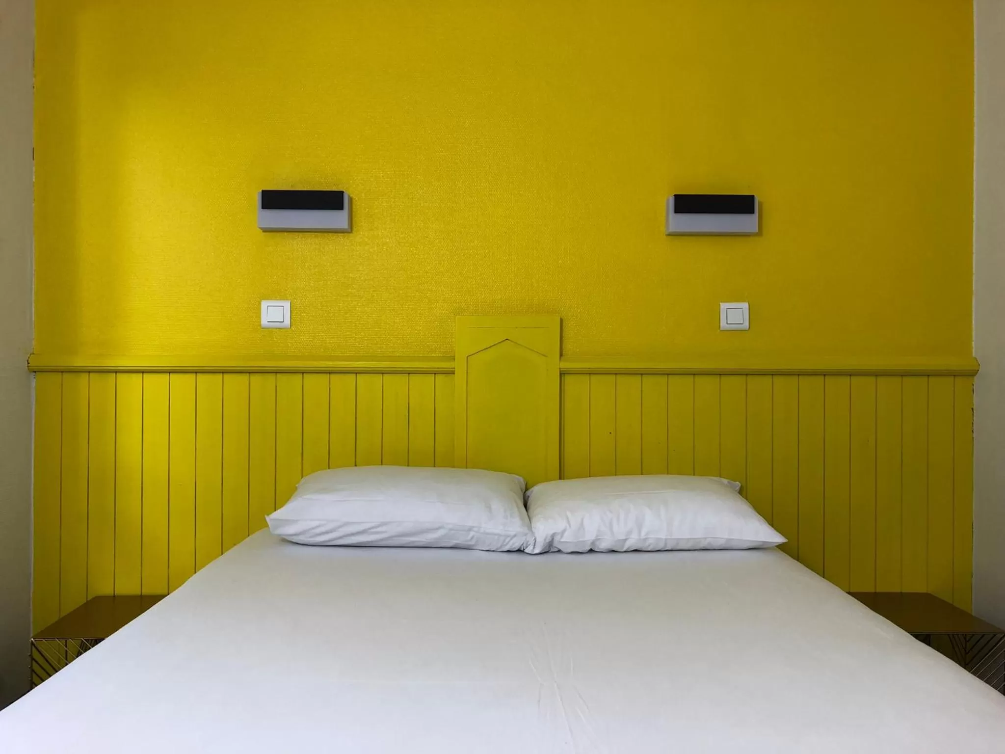 Bedroom, Bed in HALT HOTEL - Choisissez l'Hôtellerie Indépendante