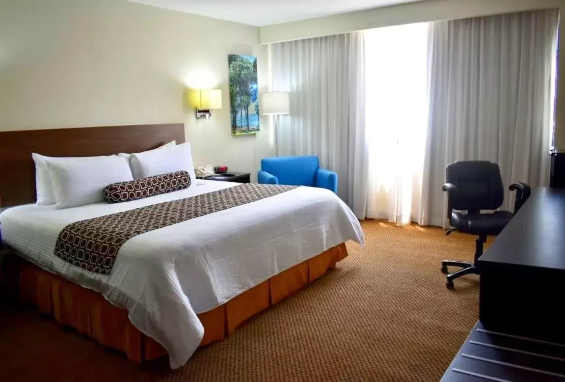 Photo of the whole room, Bed in Wyndham Executivo Culiacan