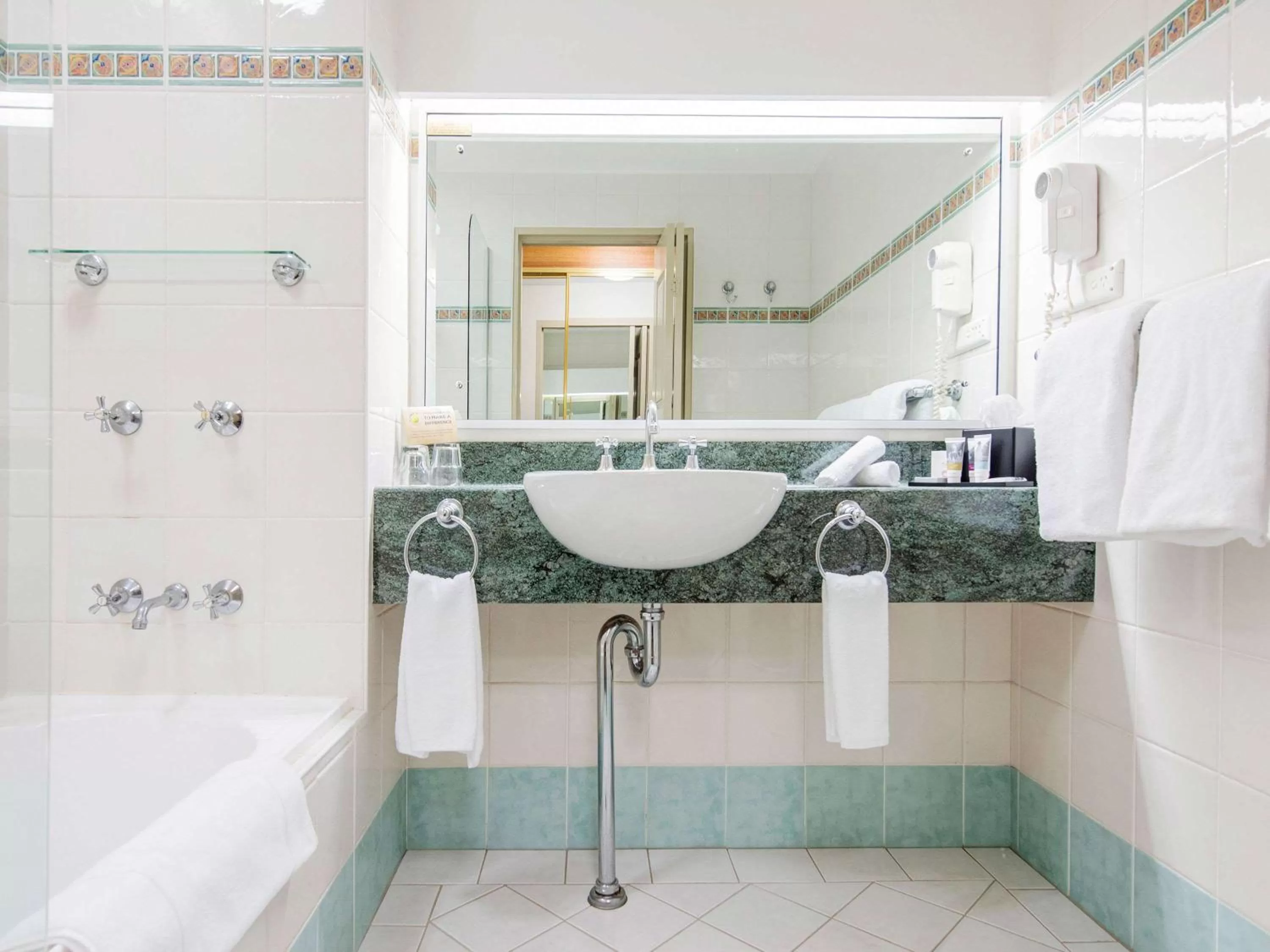 Photo of the whole room in Mercure Charlestown