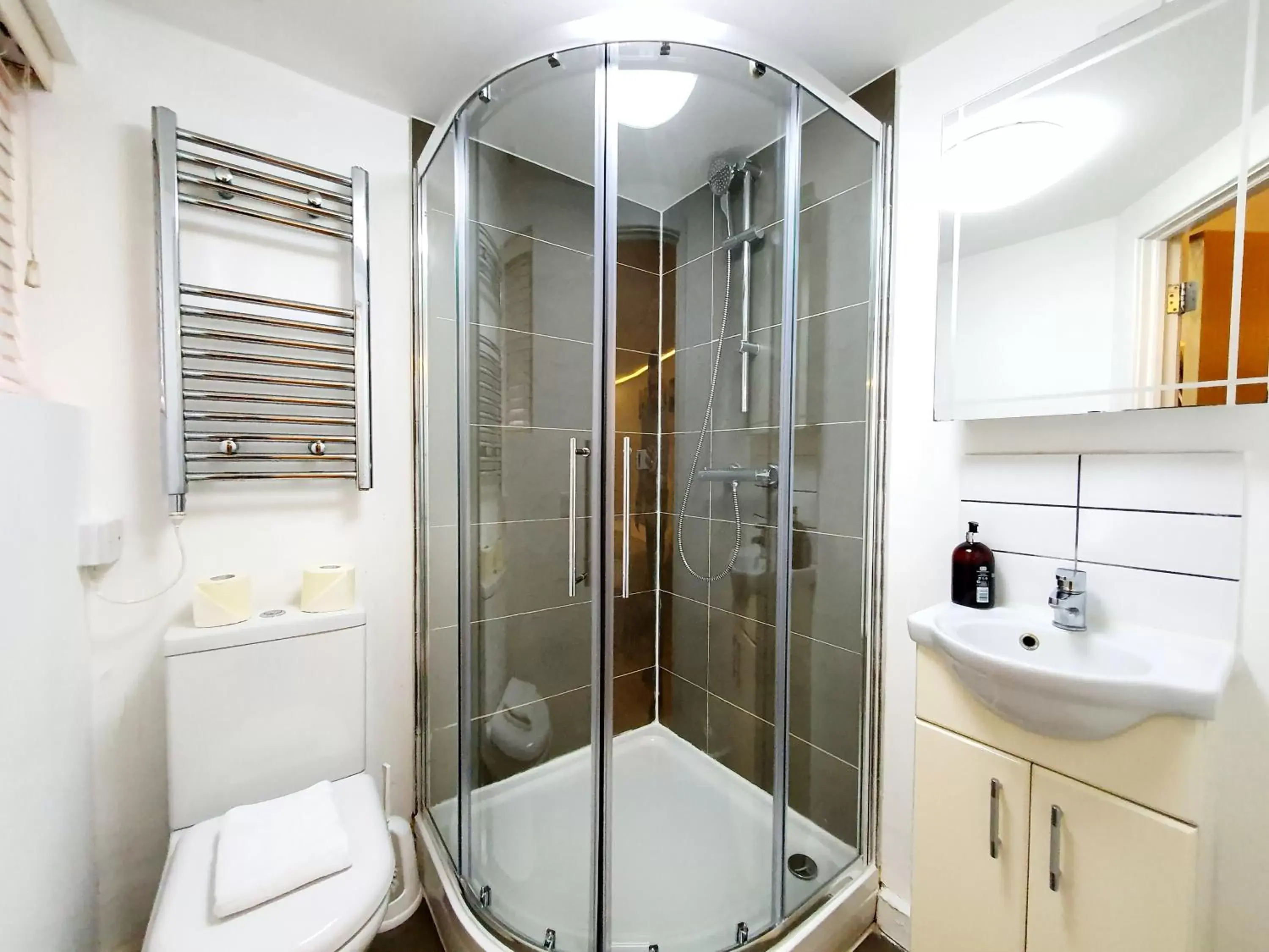 Shower, Bathroom in London Stay Apartments