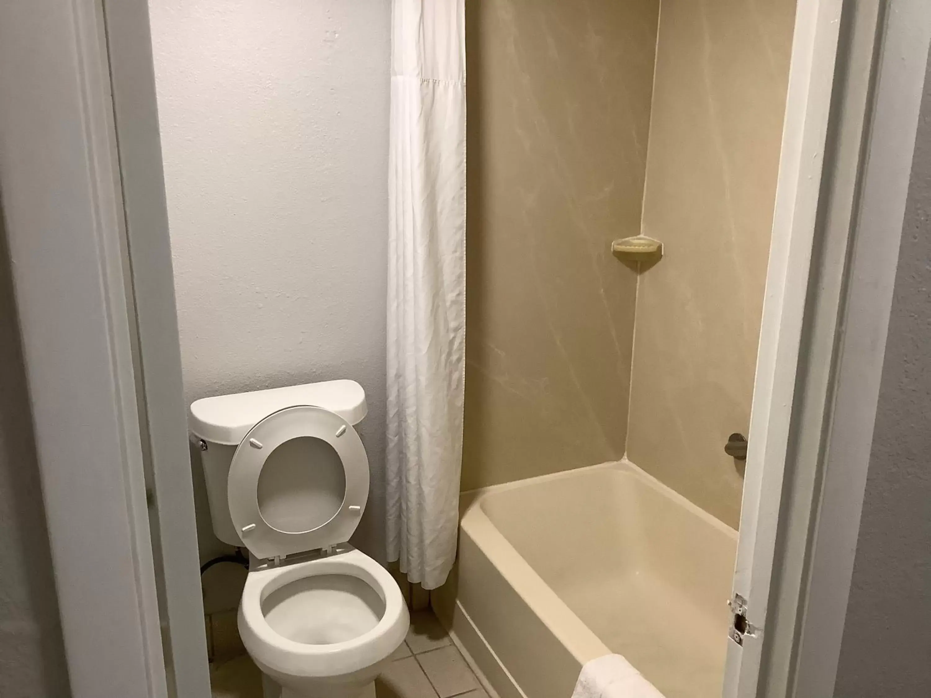 Shower, Bathroom in Heritage Park Inn