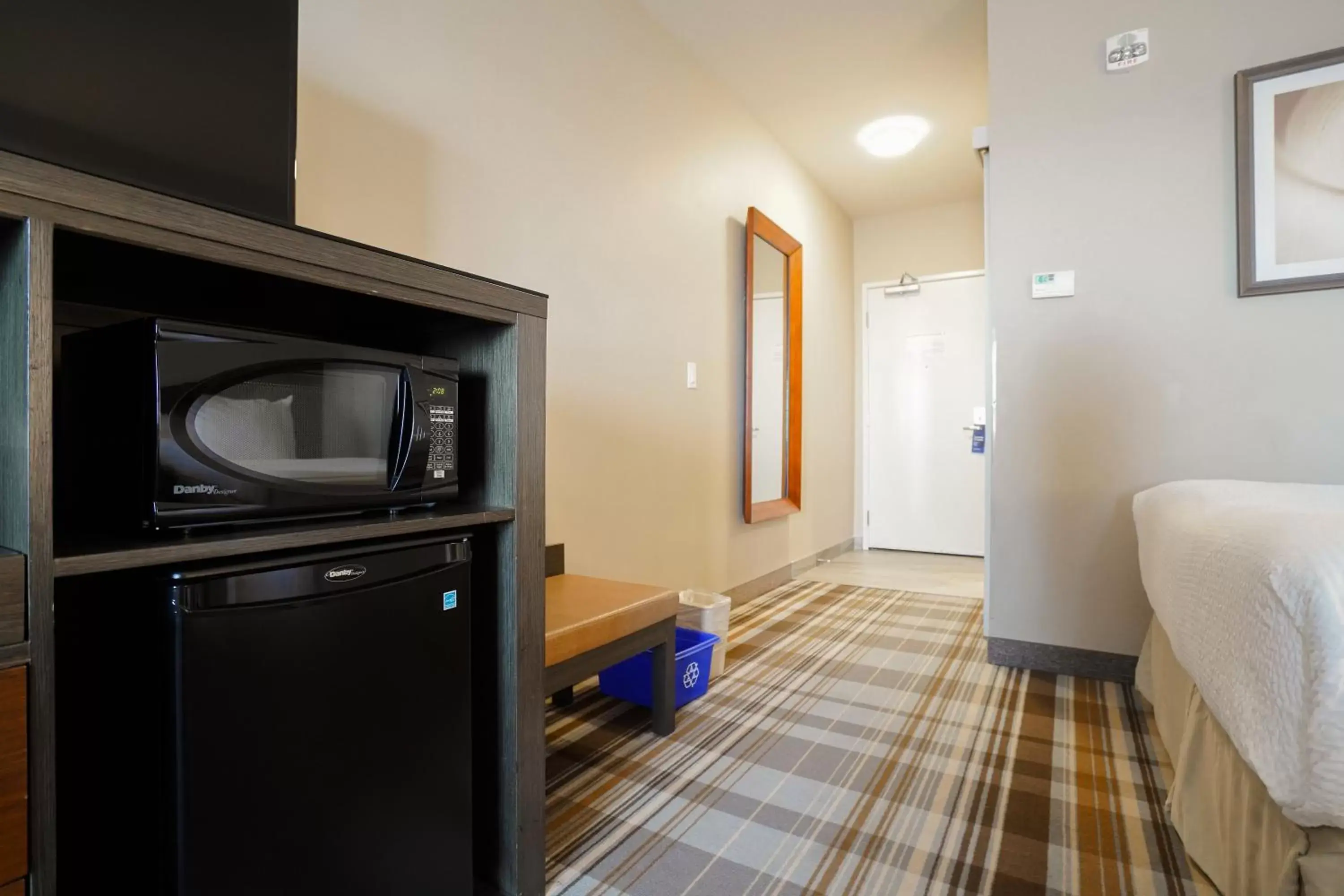 Guests, TV/Entertainment Center in Airdrie Inn and Suites