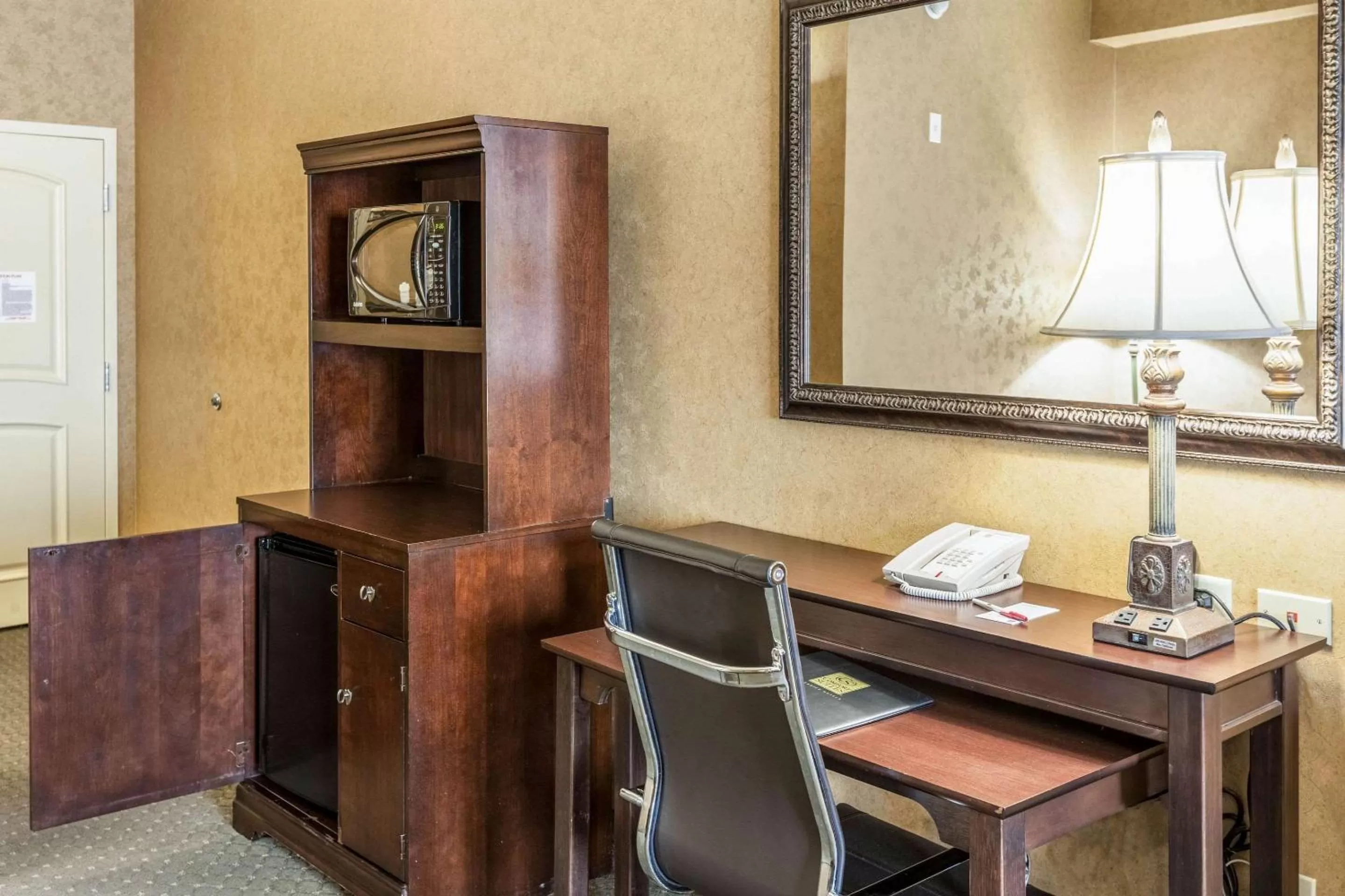 Photo of the whole room in Comfort Suites Alamo-River walk