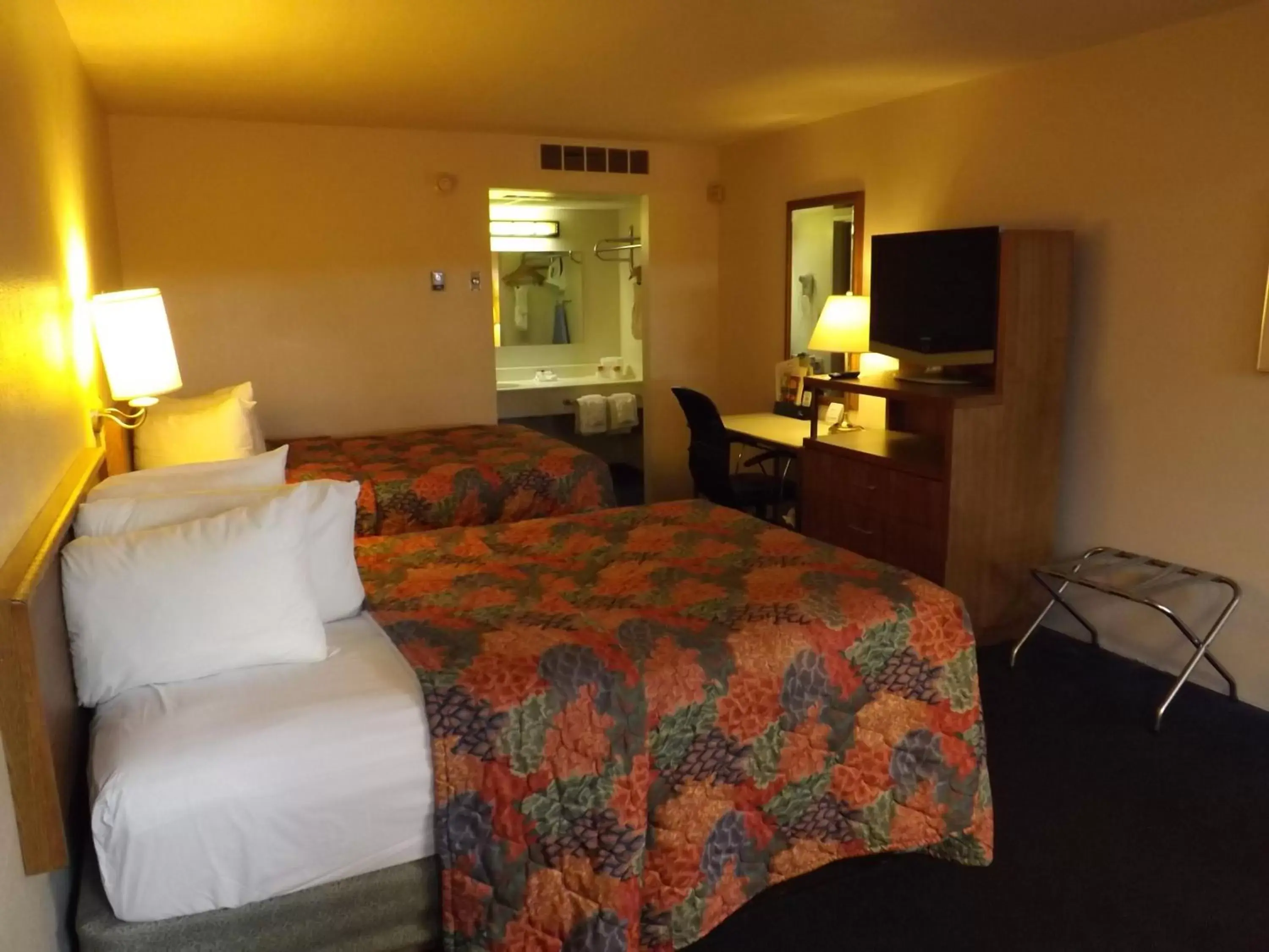 Queen Room with Two Queen Beds - Non-Smoking in Ramada by Wyndham Sterling