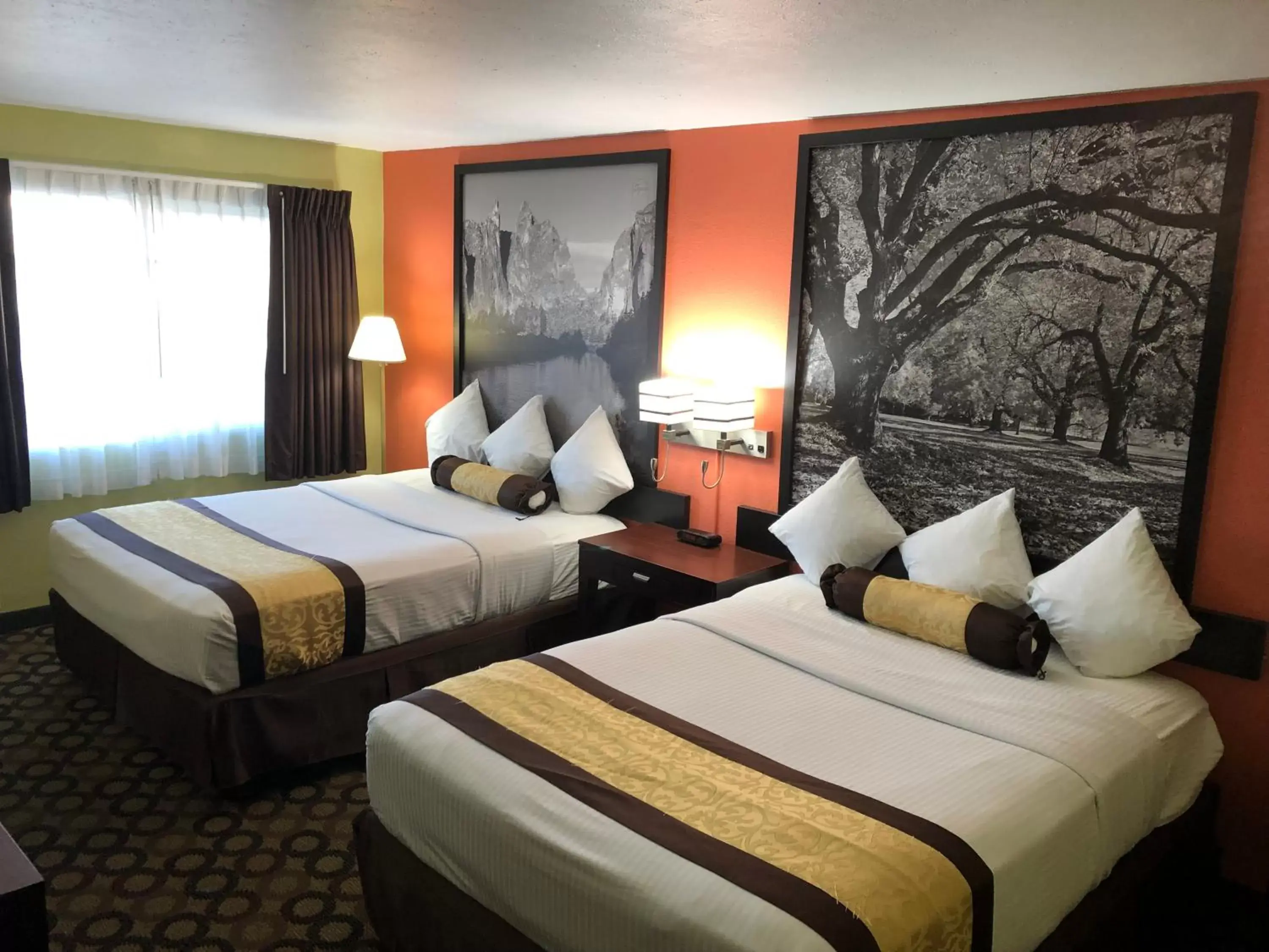 Photo of the whole room, Bed in Super 8 by Wyndham Ontario
