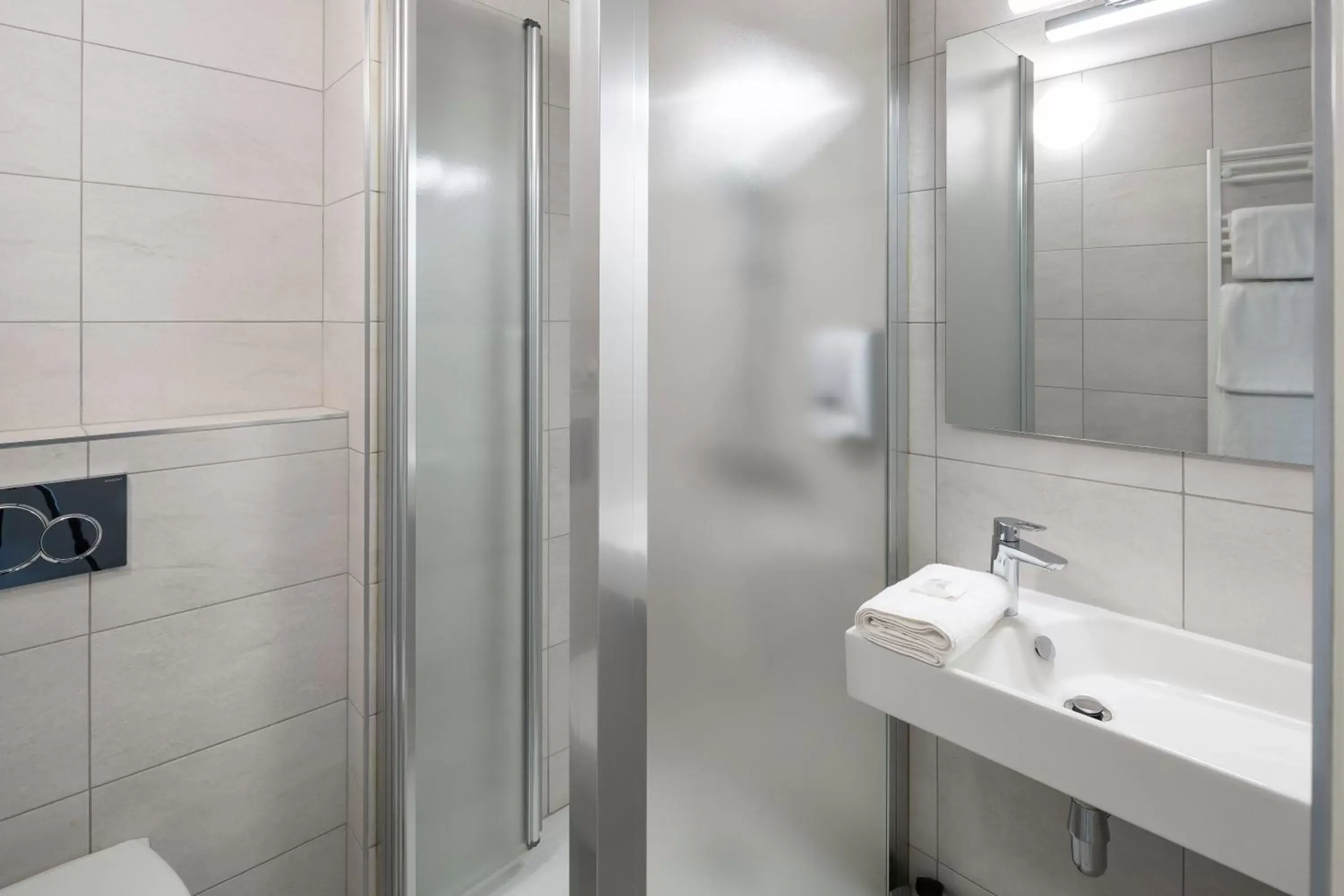 Shower, Bathroom in Hotel l'Ortega Rennes Aeroport