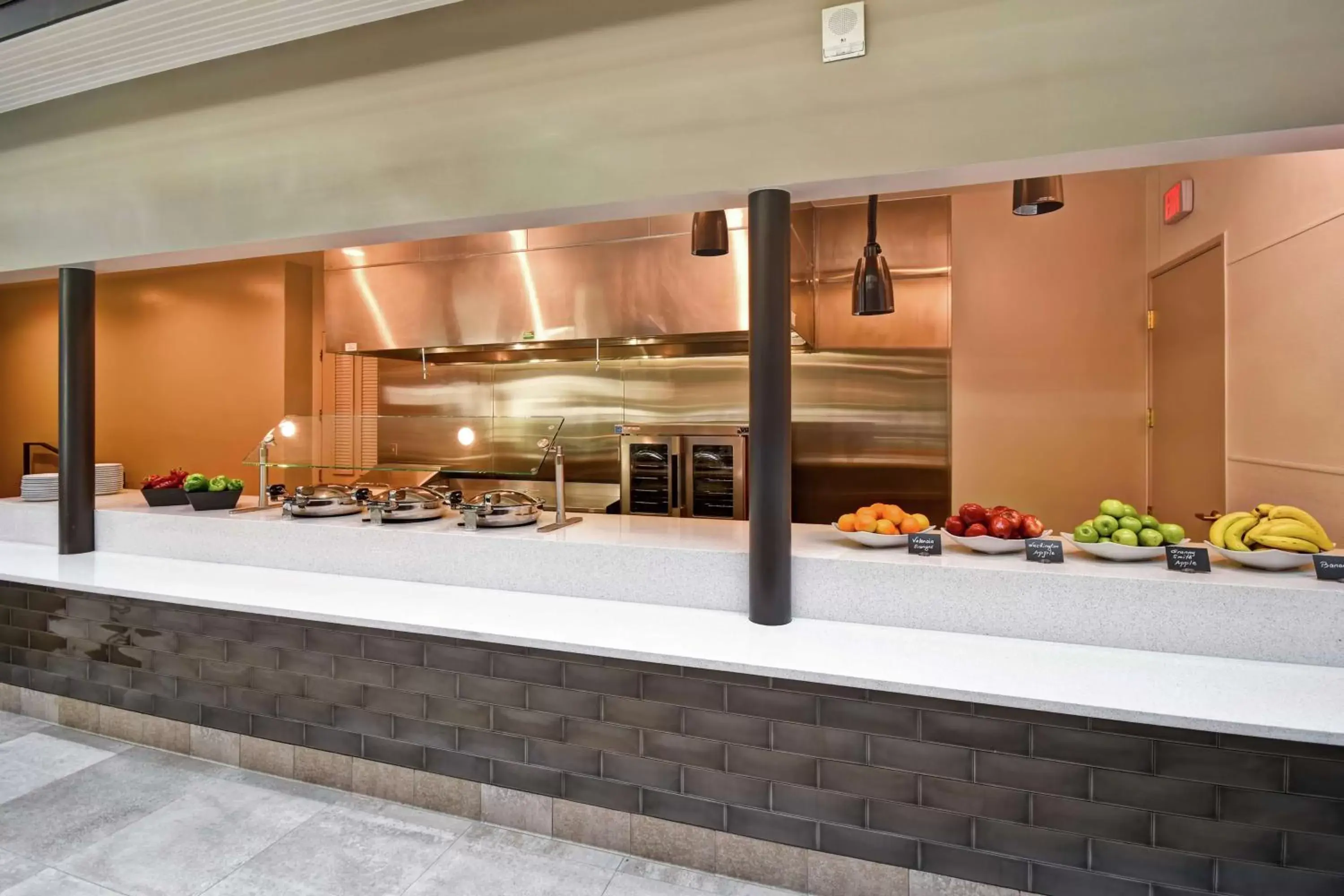 Dining area in Embassy Suites by Hilton Milpitas Silicon Valley