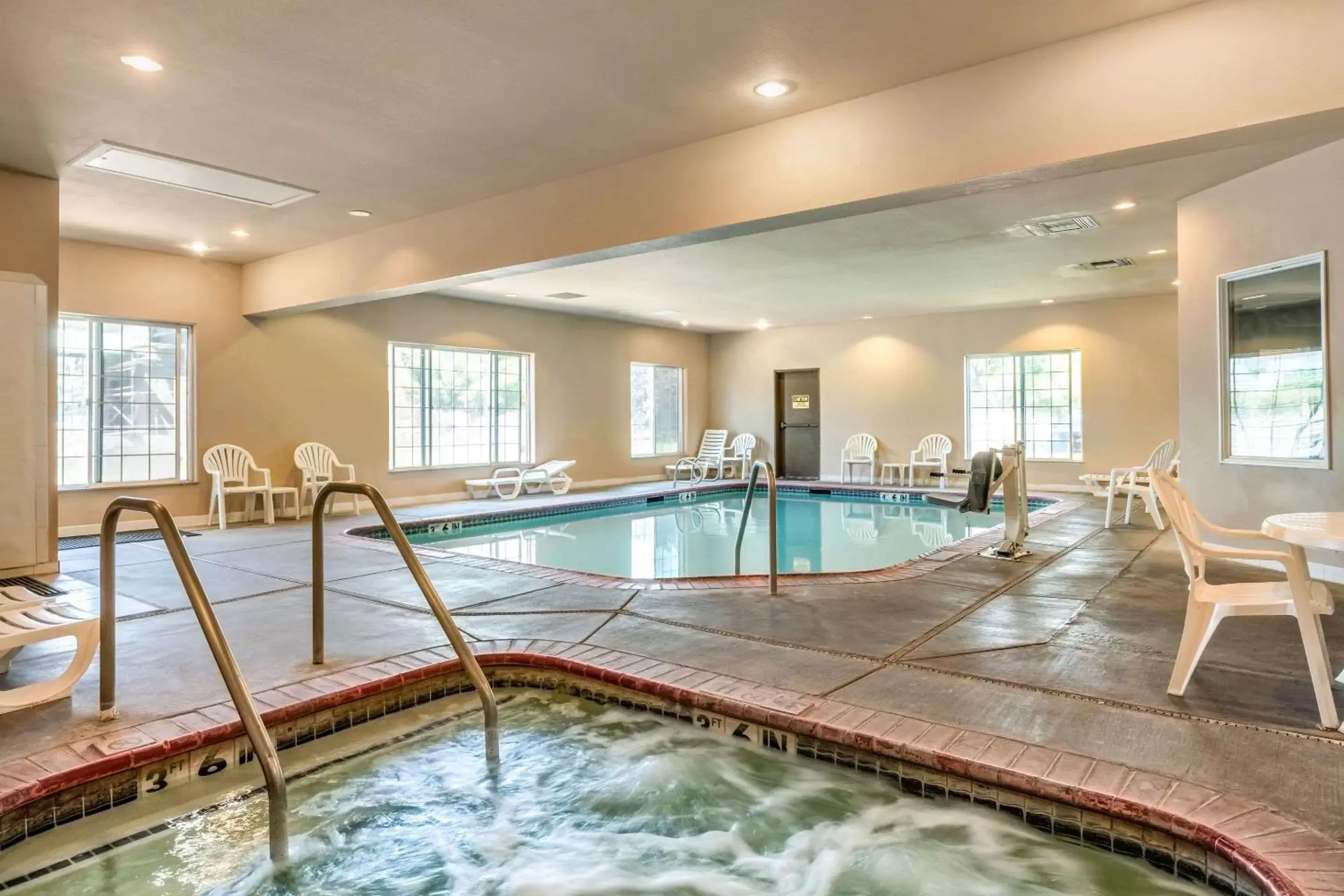 On site, Swimming Pool in Comfort Inn & Suites Galt – Lodi North