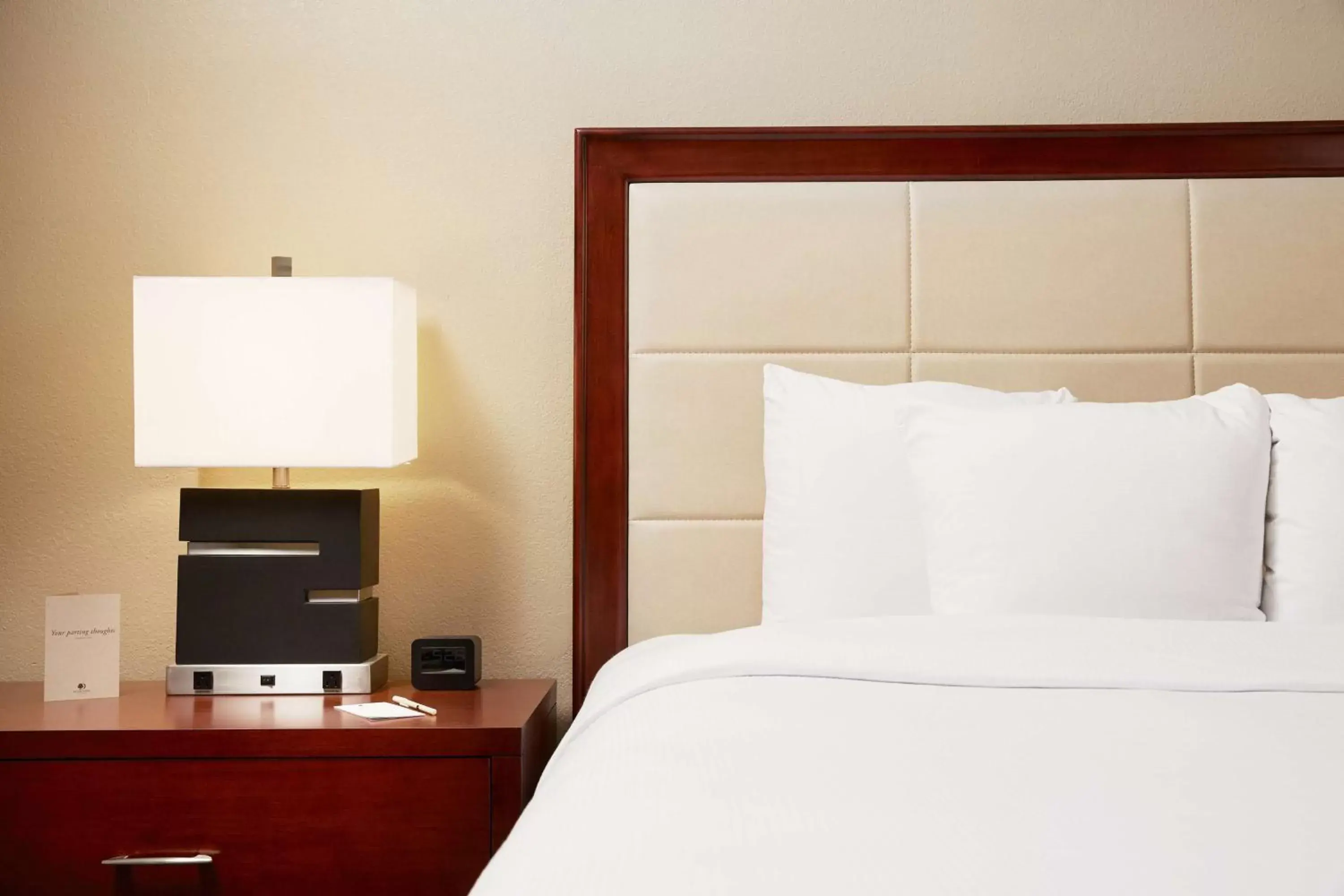 Bed in DoubleTree Suites by Hilton Hotel Cincinnati - Blue Ash